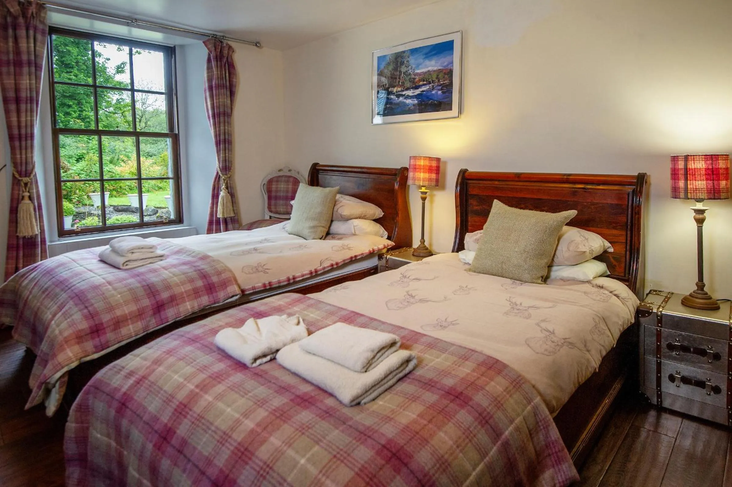 Bed in The Falls Of Dochart Inn