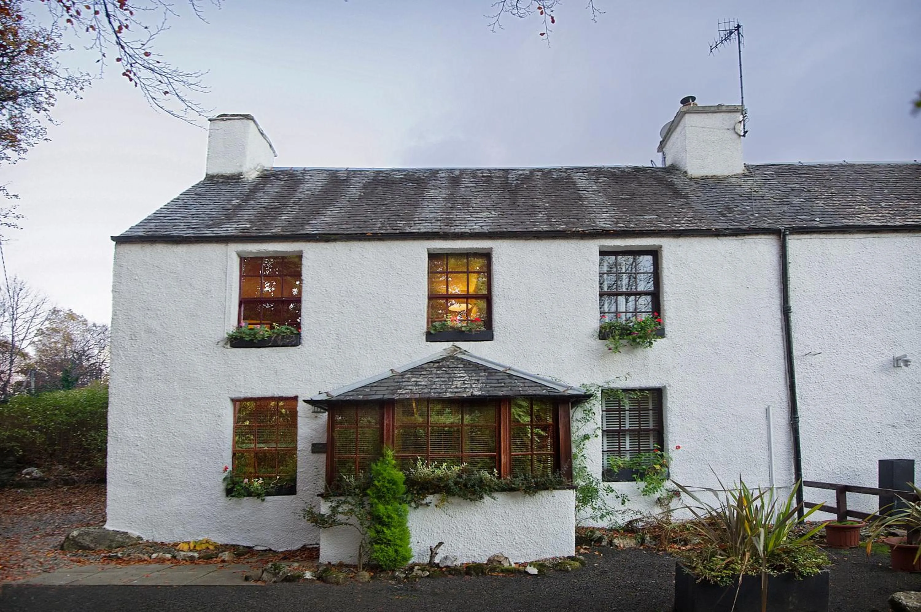 Garden in The Falls Of Dochart Inn