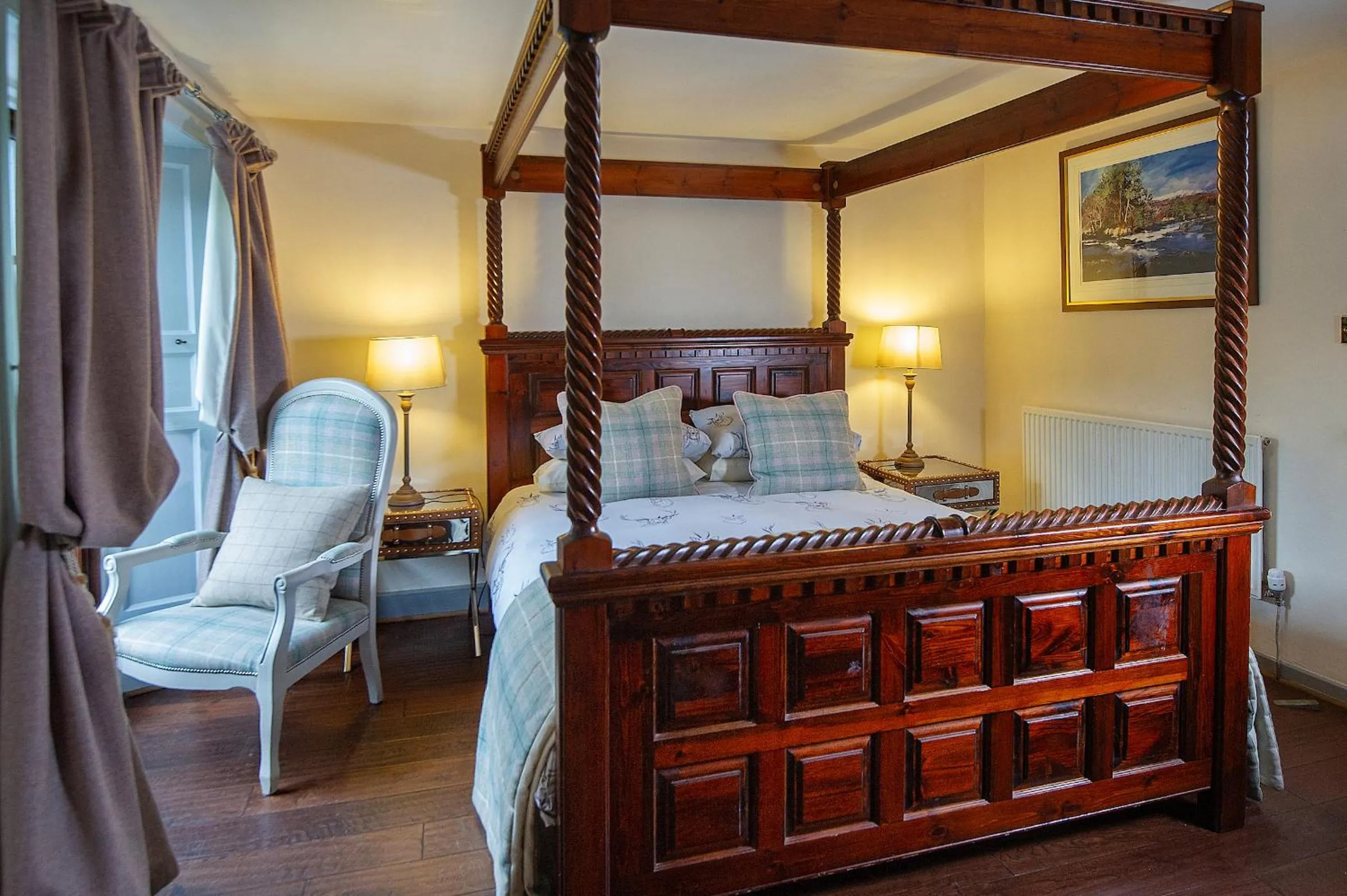 Bed in The Falls Of Dochart Inn
