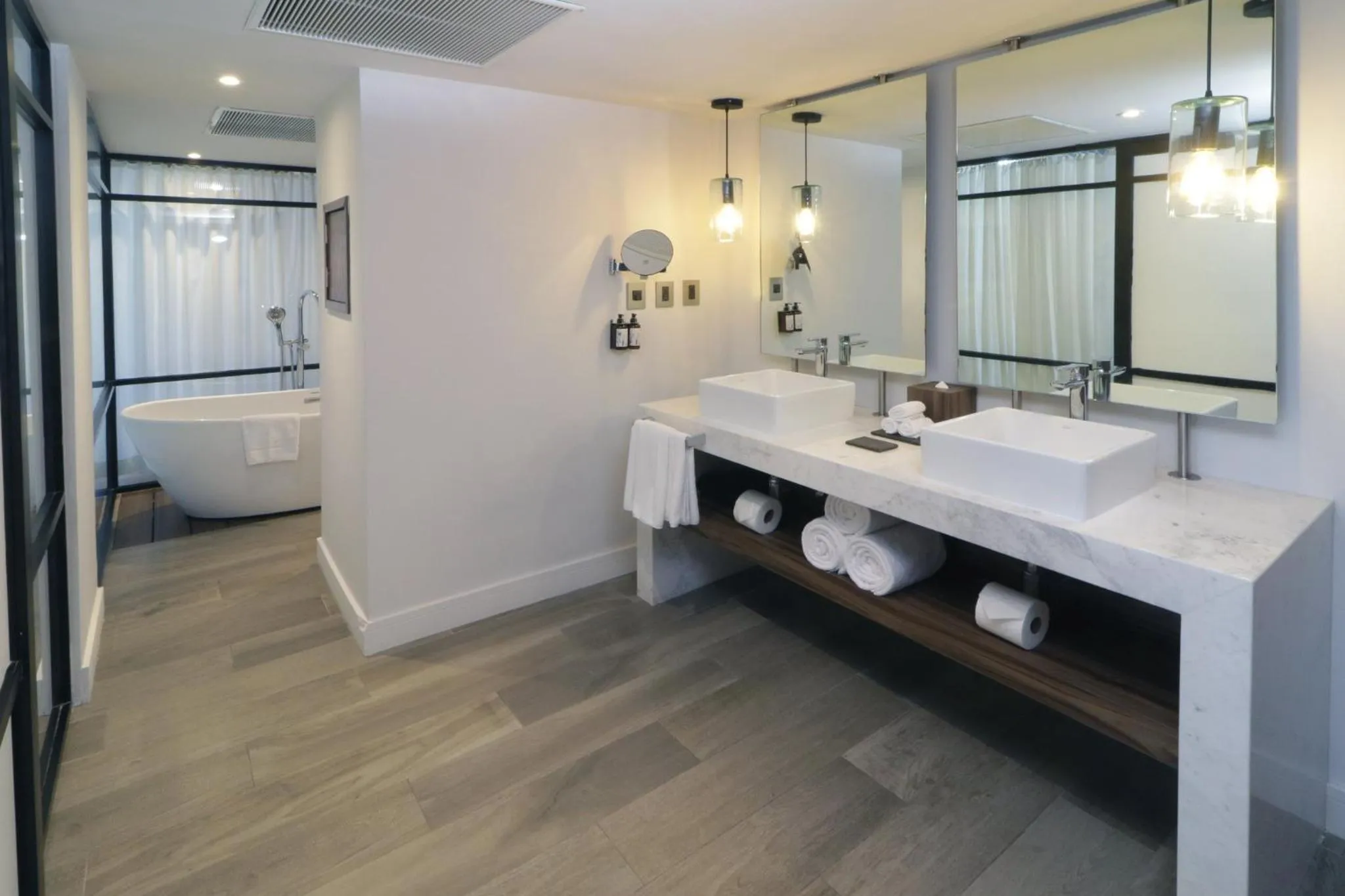 Bathroom in Hotel Indigo Guadalajara Expo by IHG