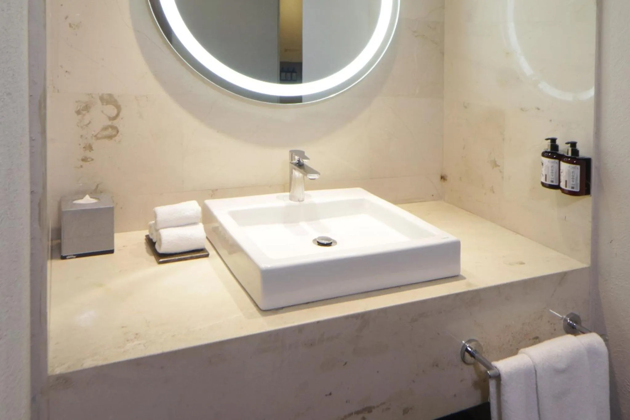 Bathroom in Hotel Indigo Guadalajara Expo by IHG