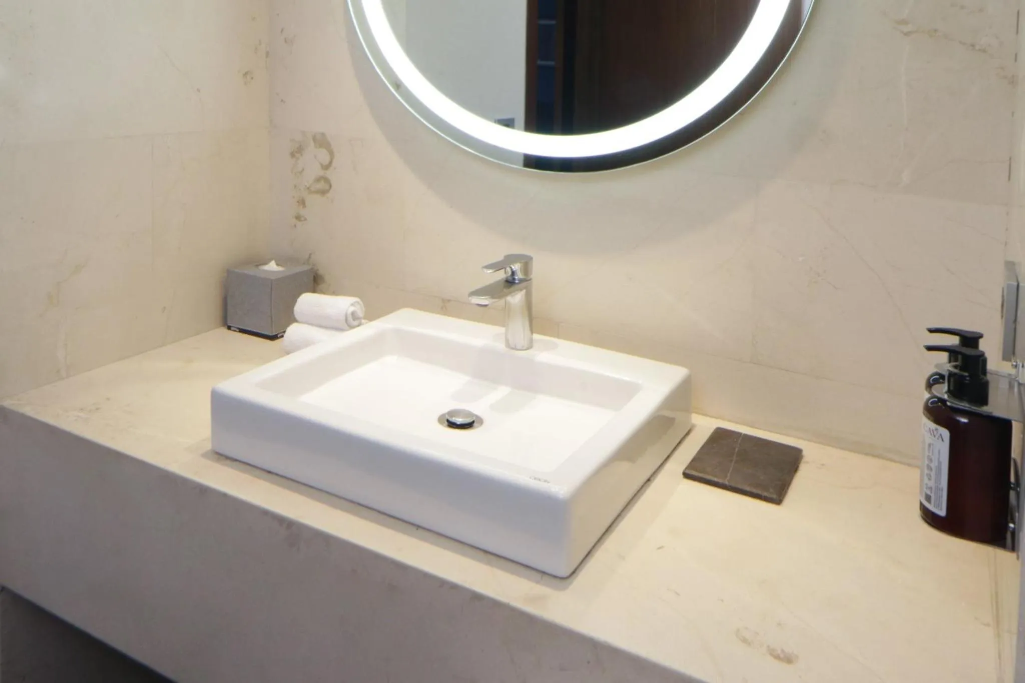 Bathroom in Hotel Indigo Guadalajara Expo by IHG