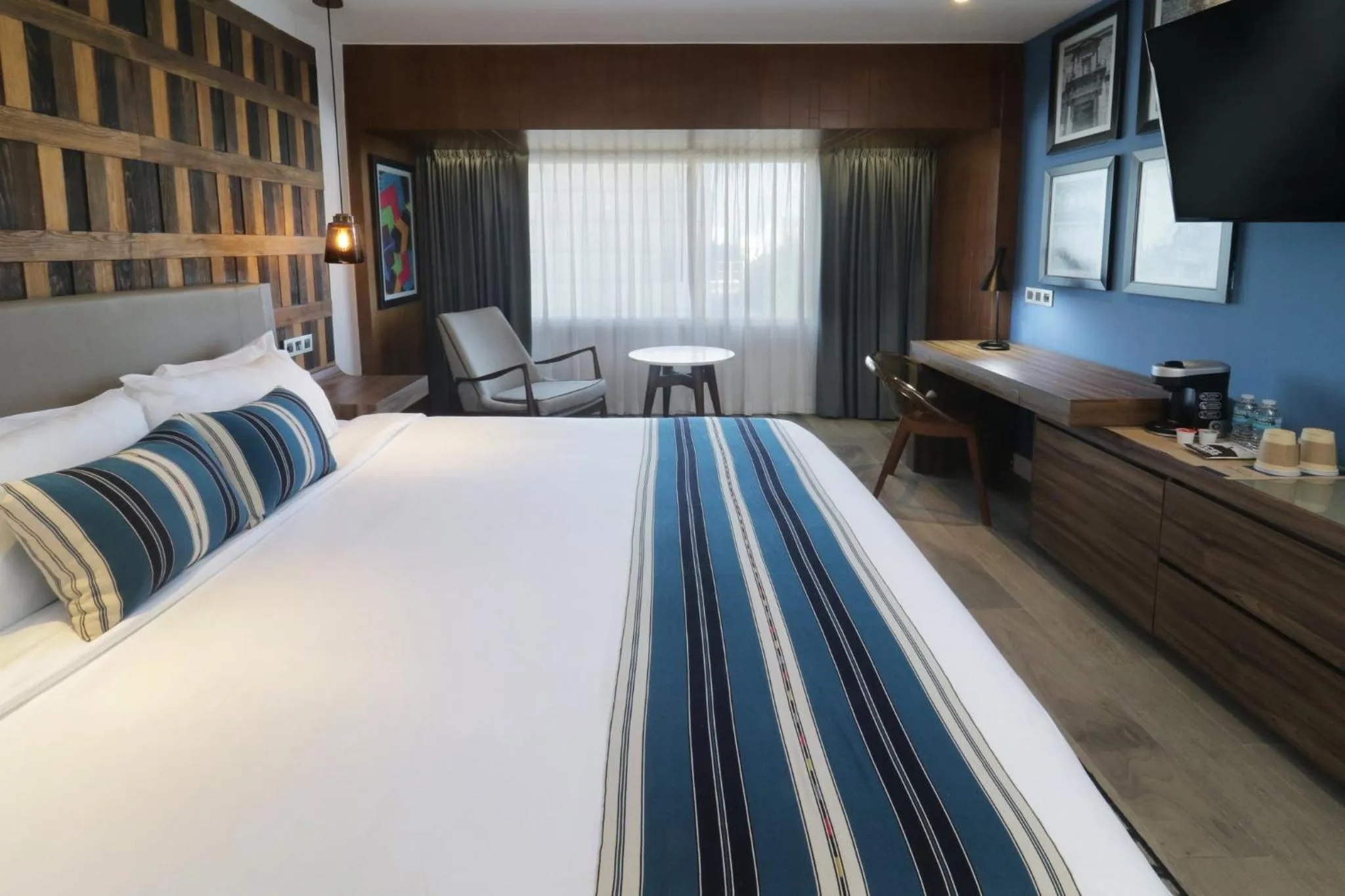 Photo of the whole room, Bed in Hotel Indigo Guadalajara Expo by IHG