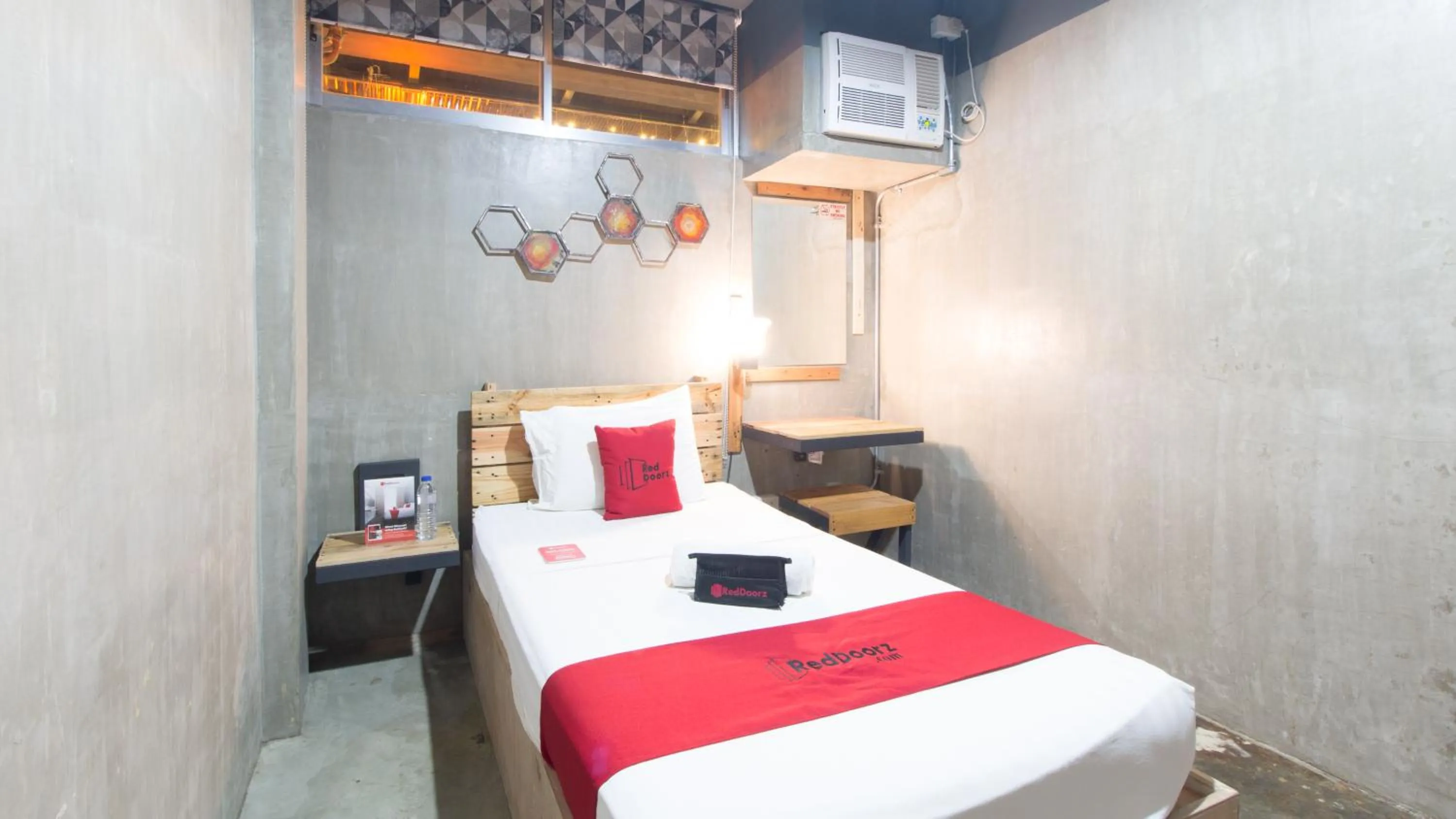 Photo of the whole room, Bed in RedDoorz Plus @ Taft North Mandurriao