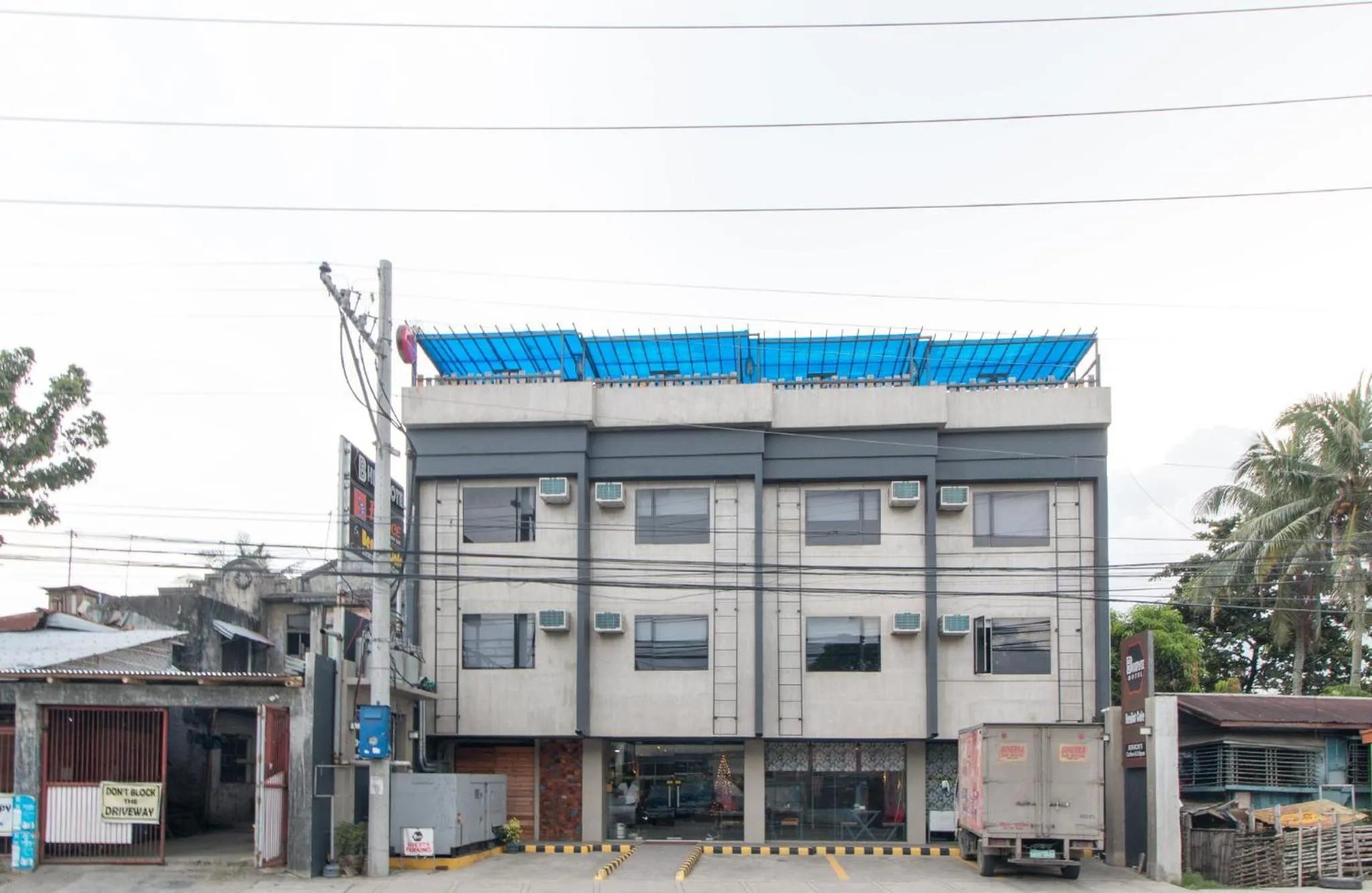 Property building in RedDoorz Plus @ Taft North Mandurriao