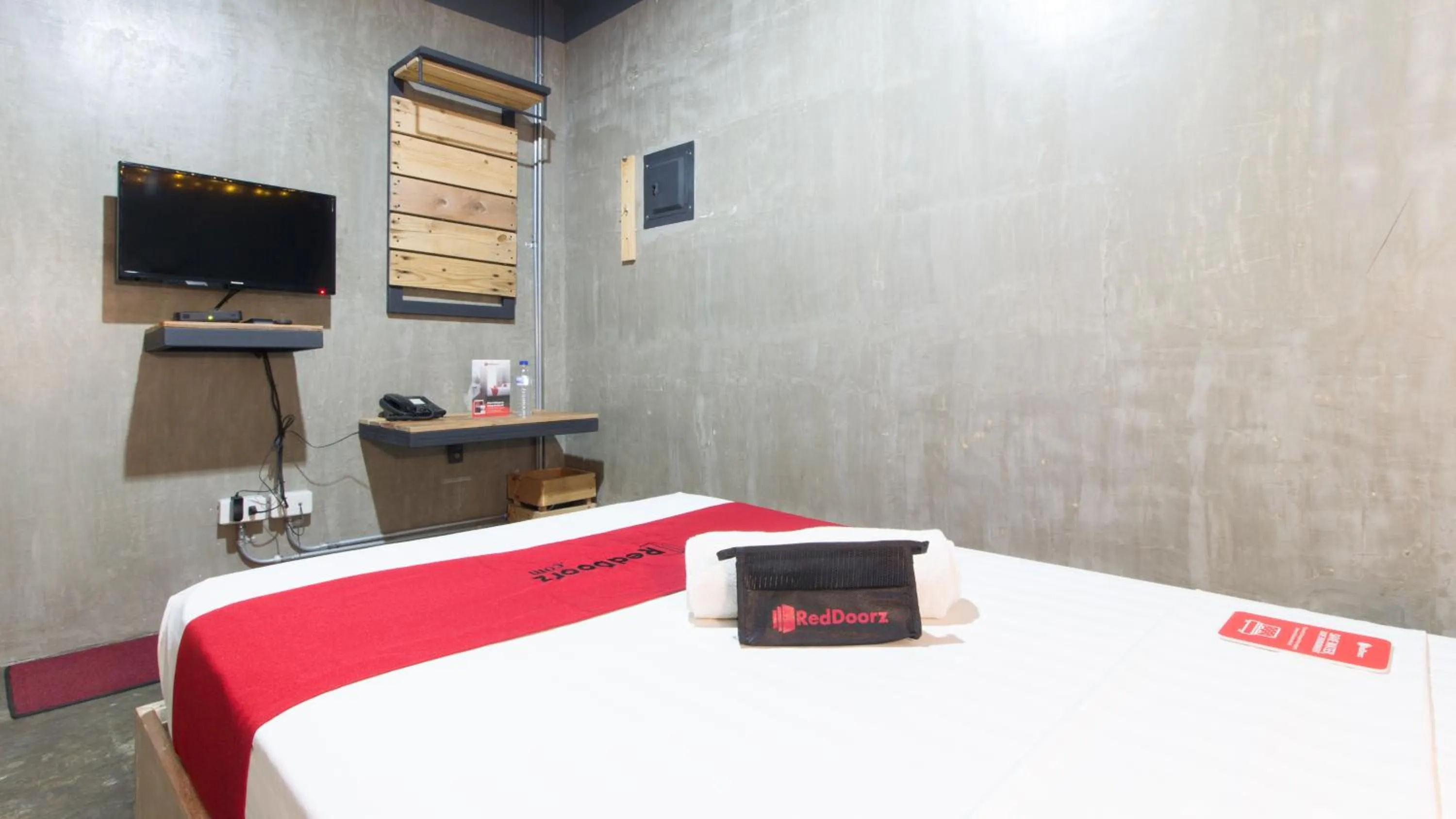 Photo of the whole room, Bed in RedDoorz Plus @ Taft North Mandurriao