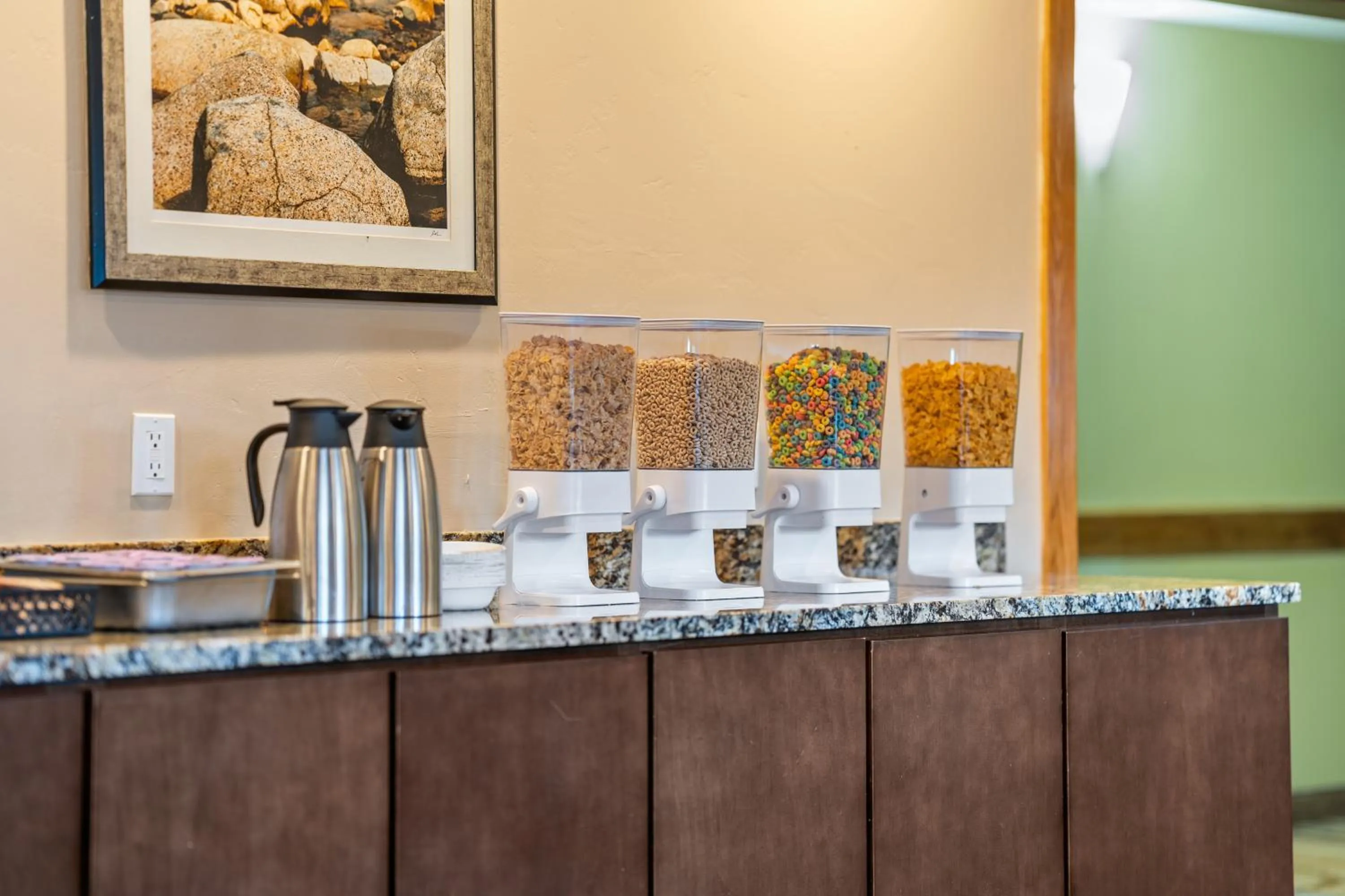 Coffee/tea facilities in GreenTree Suites Eagle / Vail Valley