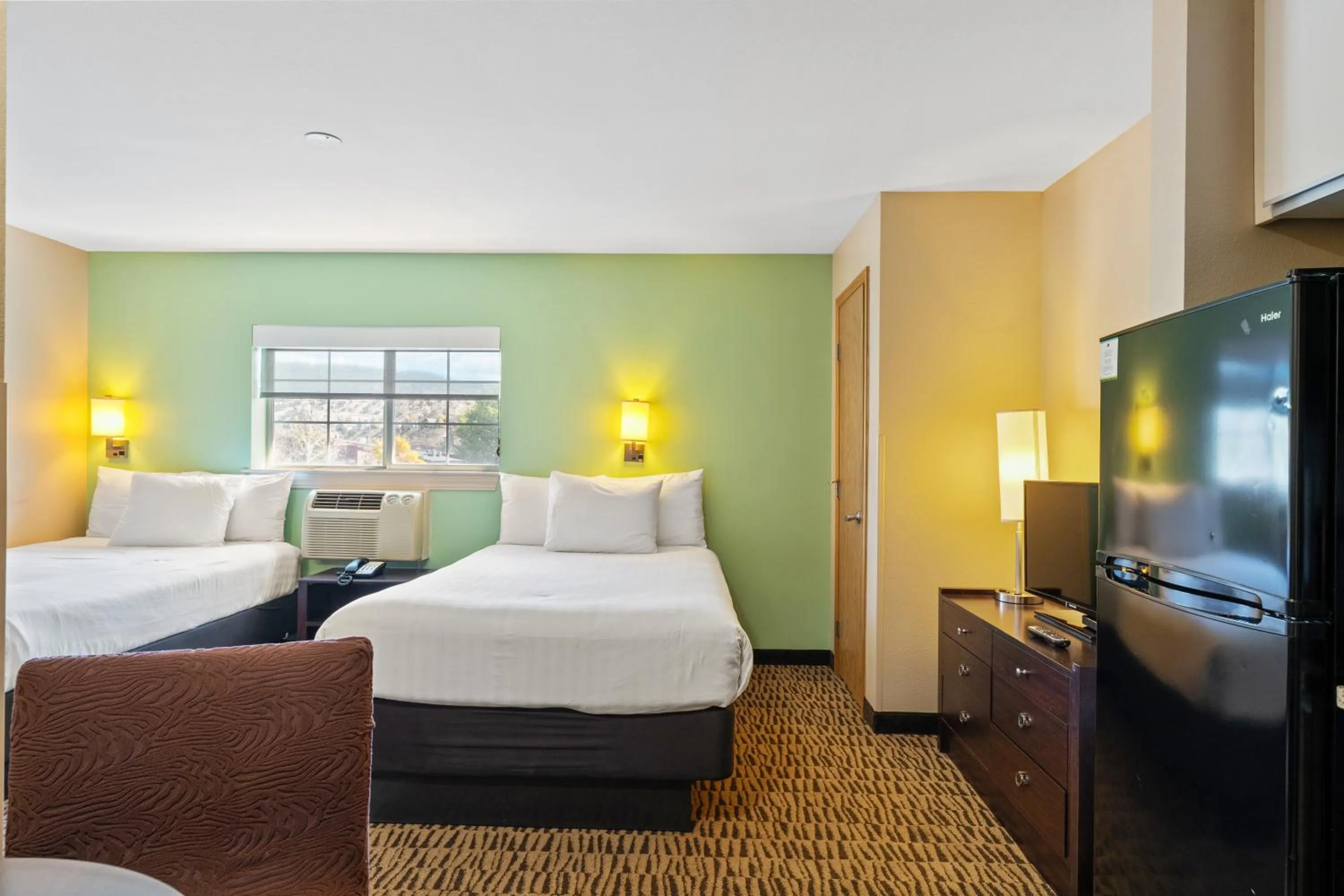 Photo of the whole room, Bed in GreenTree Suites Eagle / Vail Valley