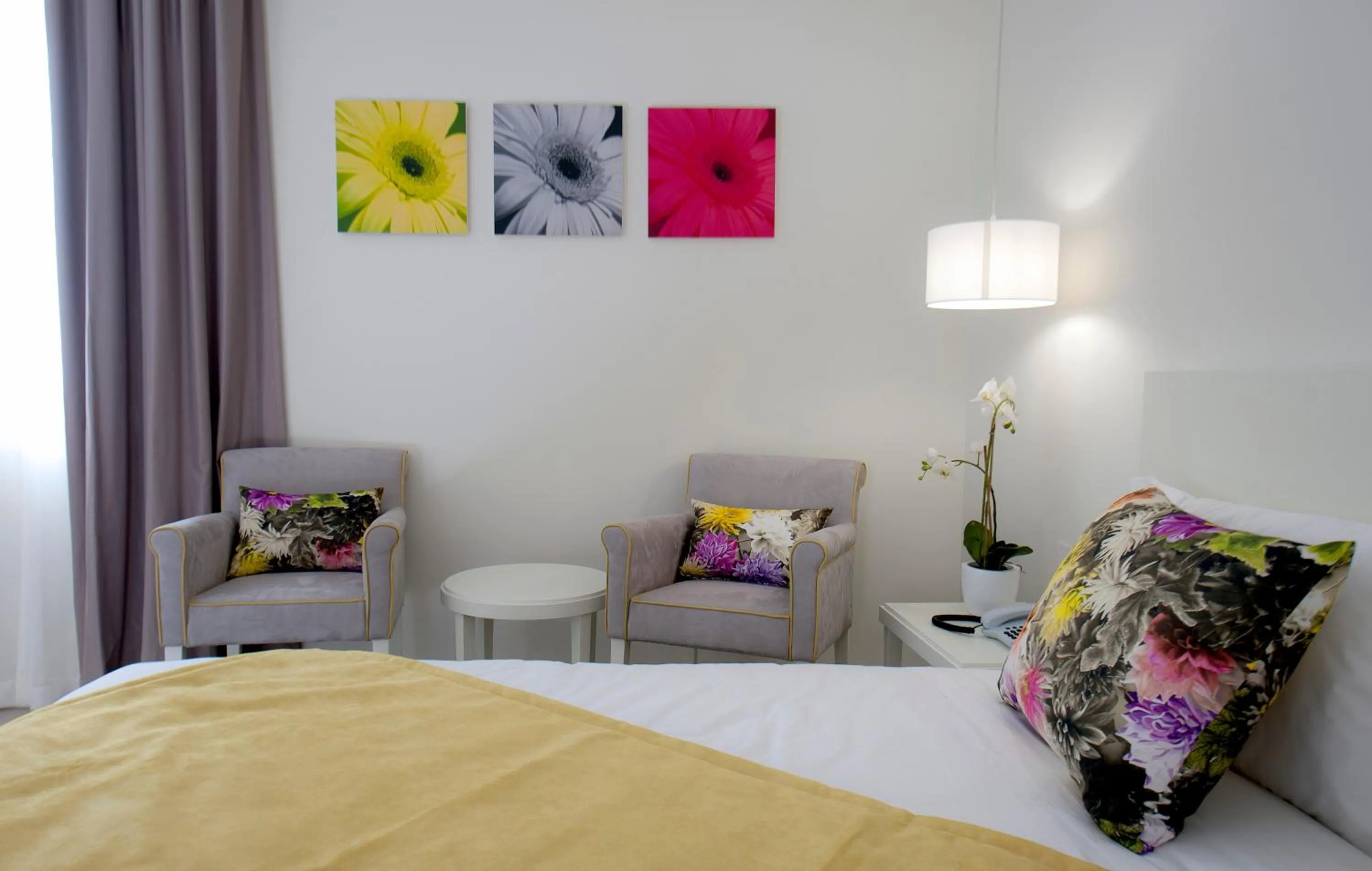 Bed in Primavera Perfume Hotel