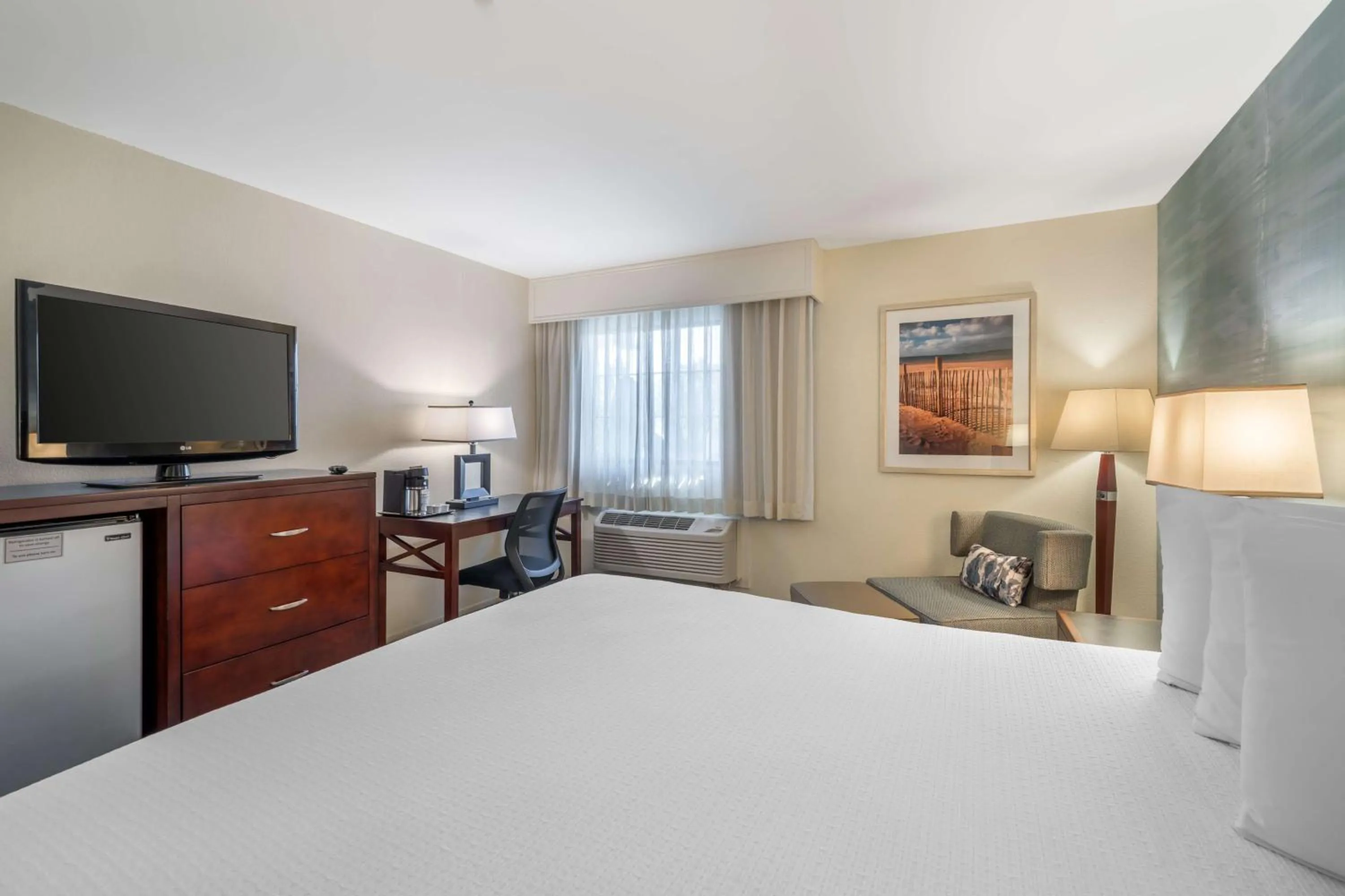 Bedroom, Bed in Best Western Plus Carpinteria Inn