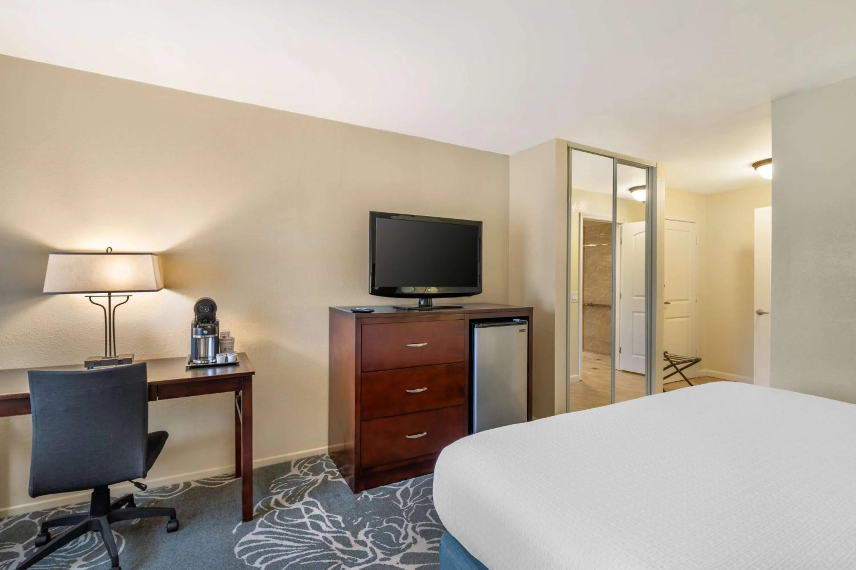 Bedroom, Bed in Best Western Plus Carpinteria Inn