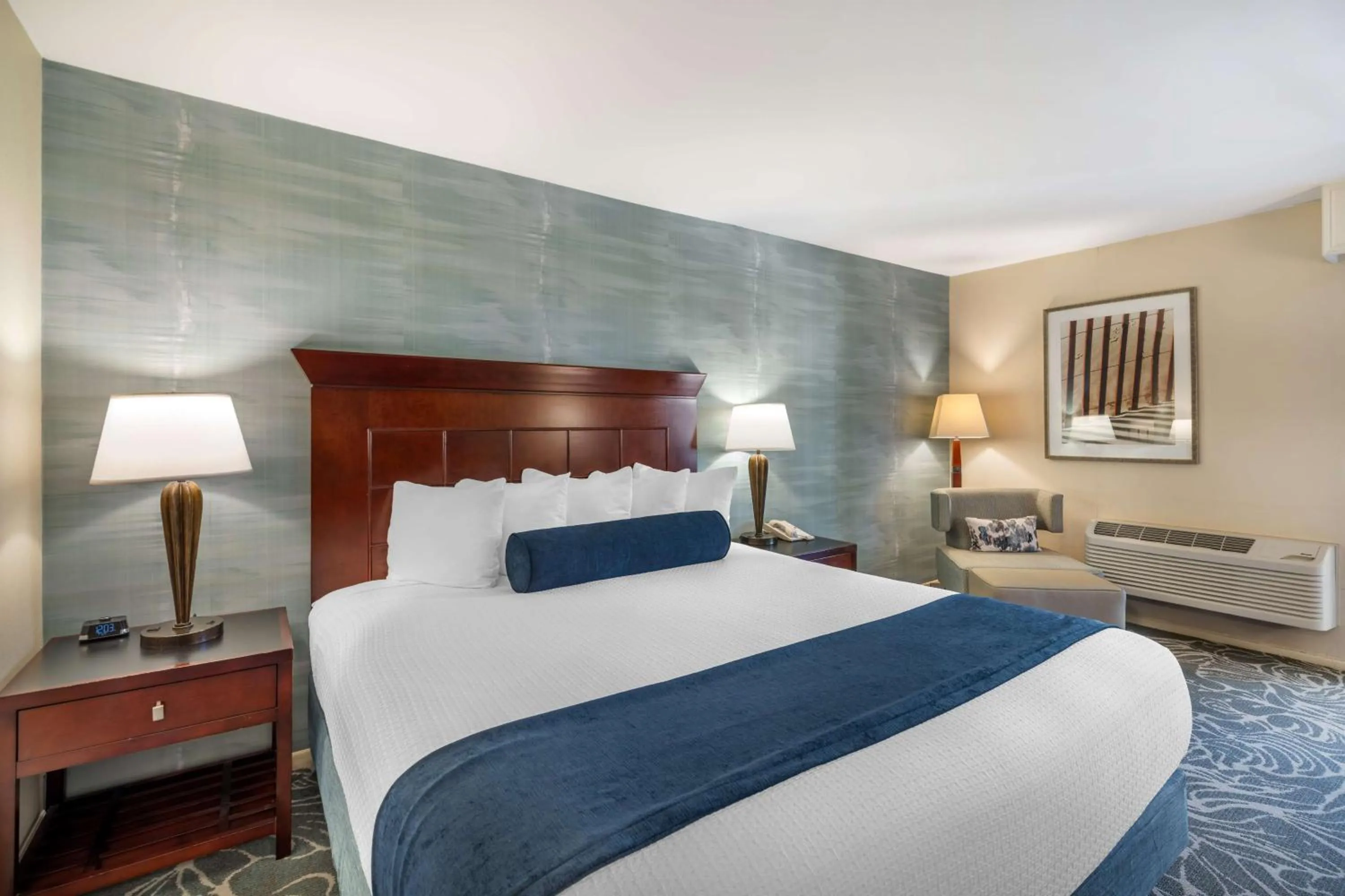 Bedroom, Bed in Best Western Plus Carpinteria Inn