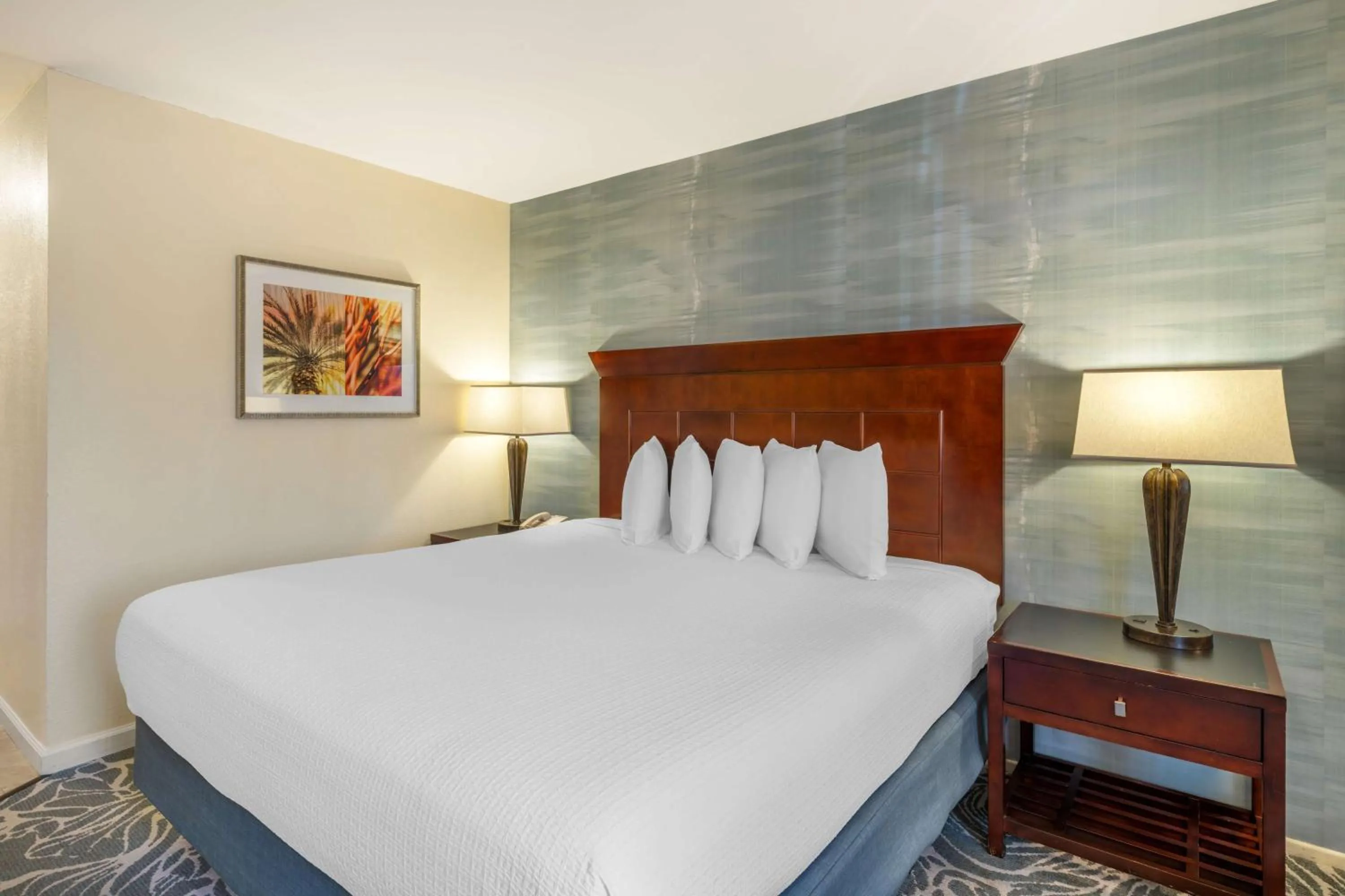 Bedroom, Bed in Best Western Plus Carpinteria Inn