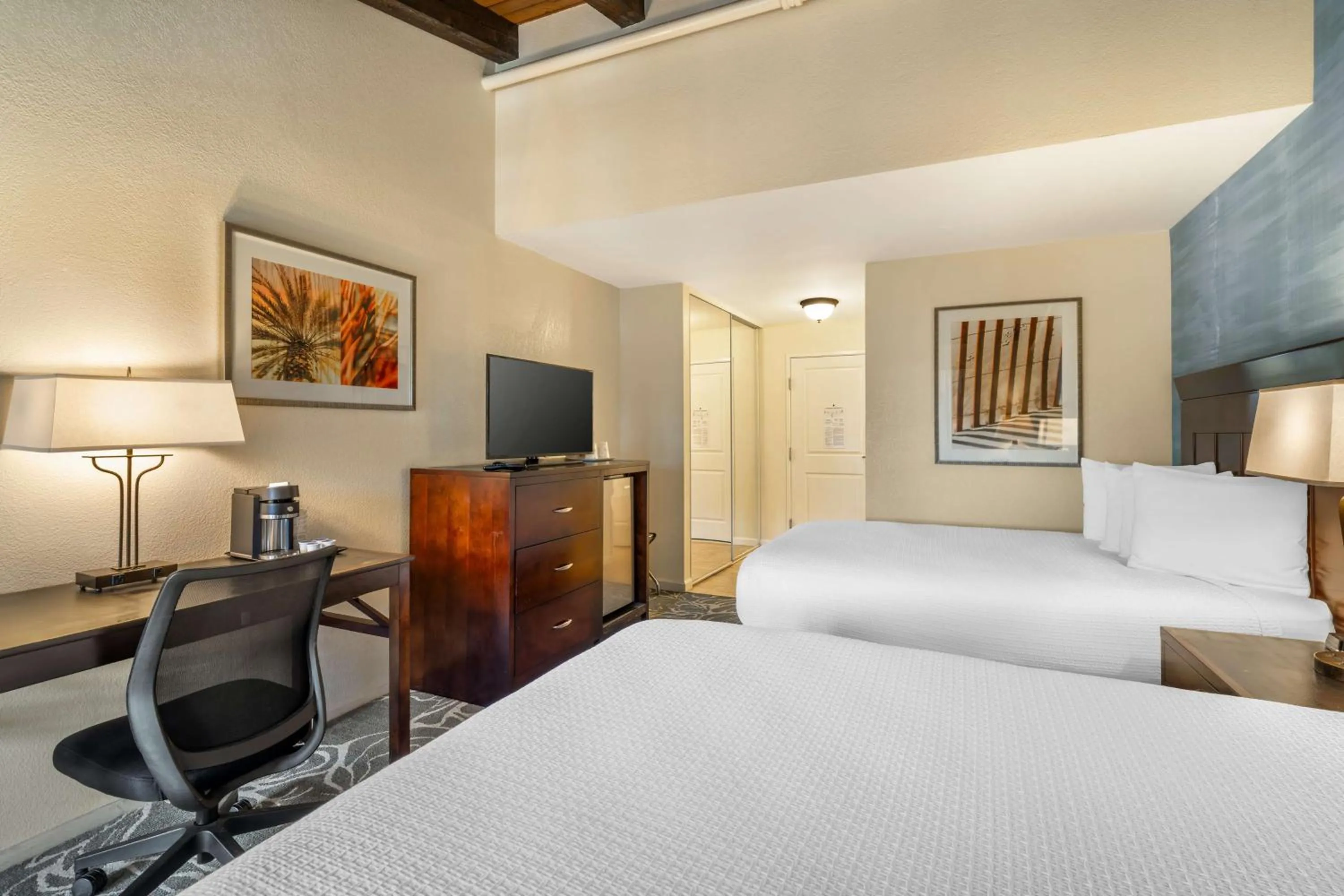 Bedroom, Bed in Best Western Plus Carpinteria Inn