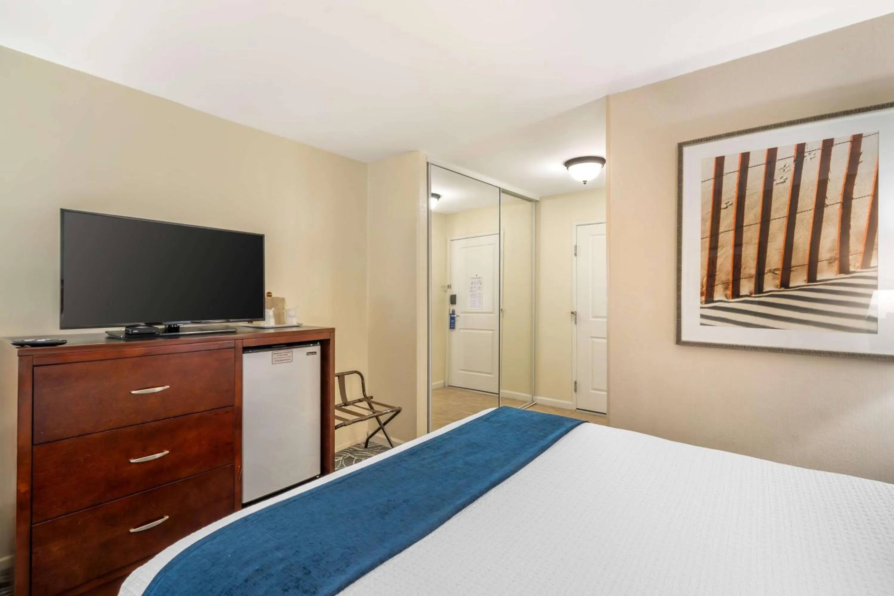 Bedroom, Bed in Best Western Plus Carpinteria Inn