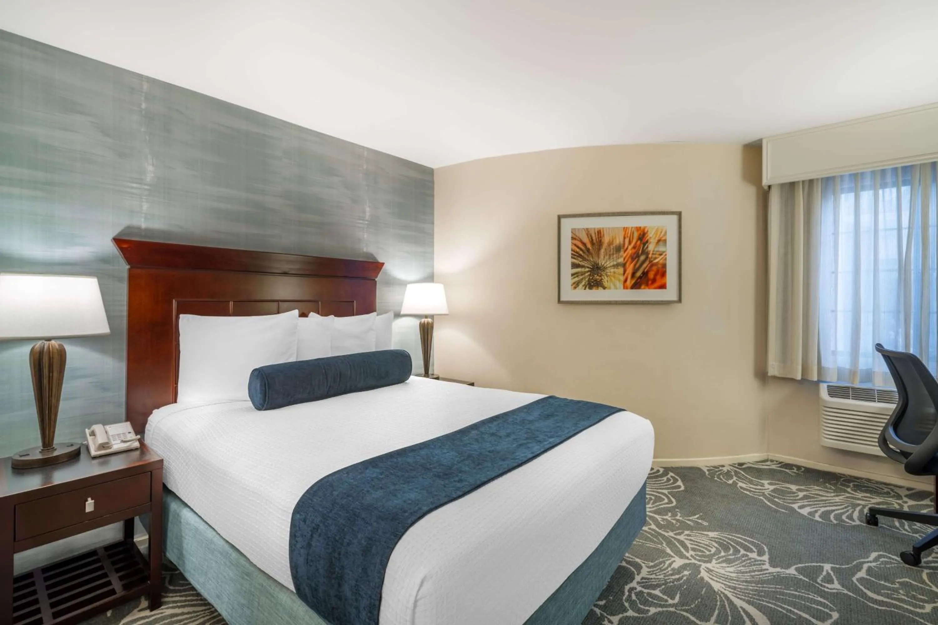 Bedroom, Bed in Best Western Plus Carpinteria Inn