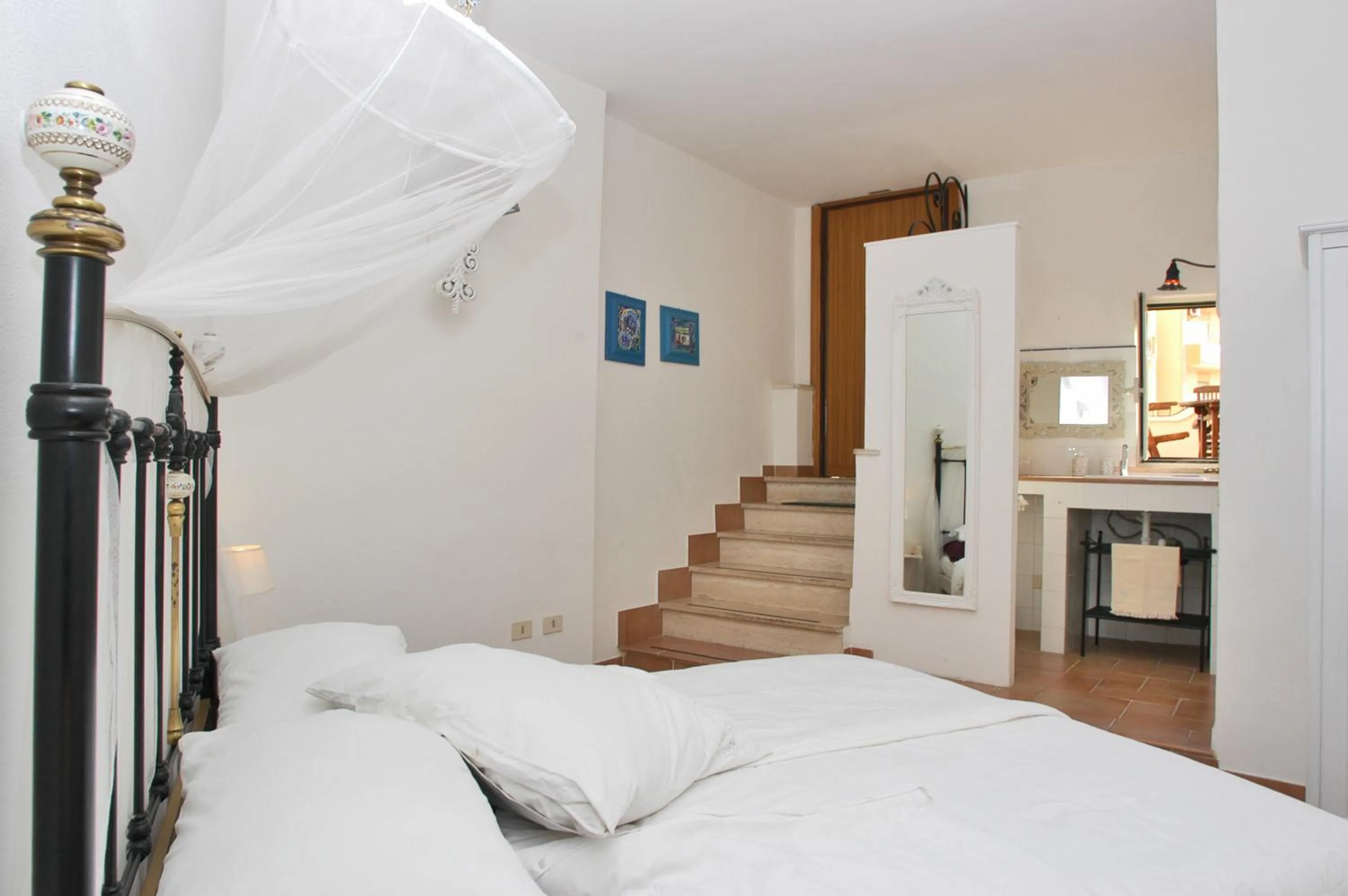 Photo of the whole room, Bed in Barocchetto Romano