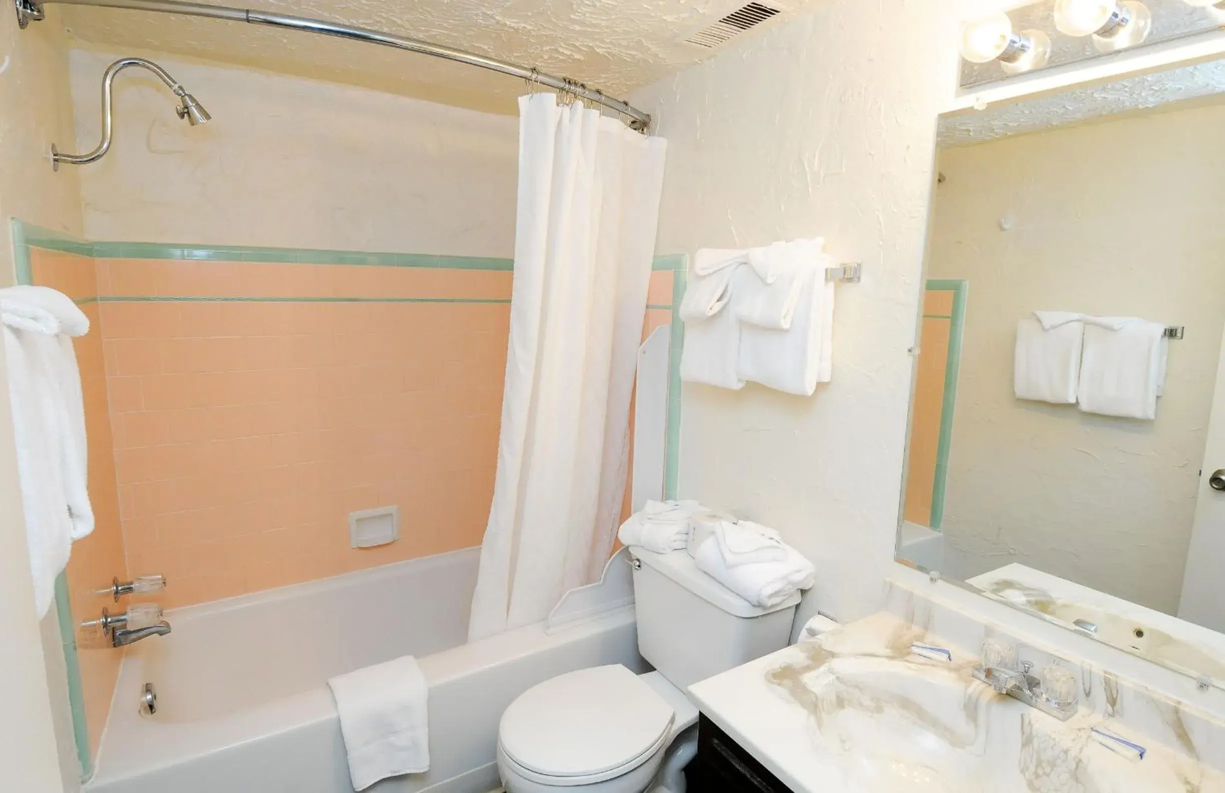 Triple Room in Aikens Lodge Triple Room in Aikens Lodge