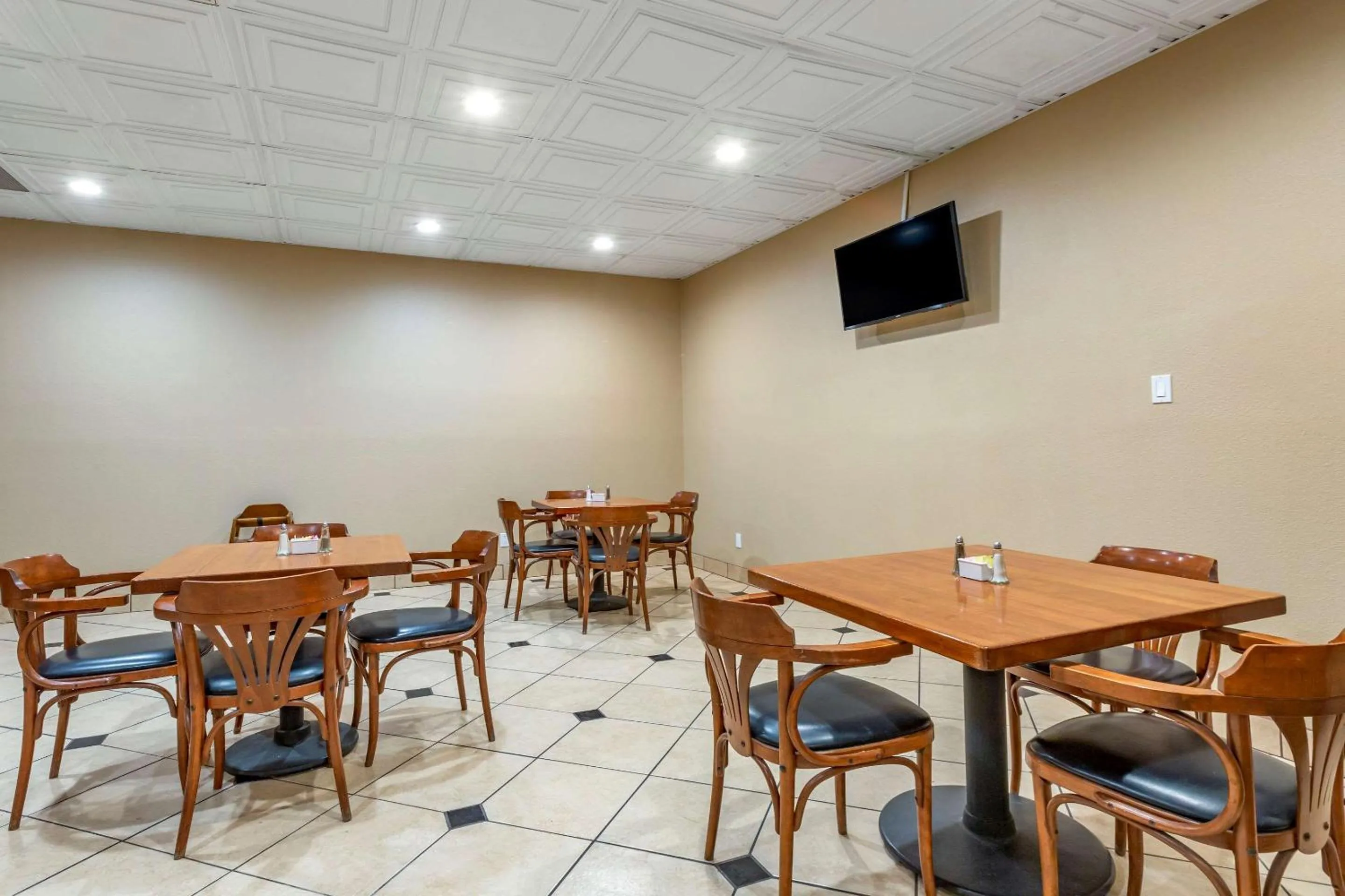 Restaurant/places to eat in Clarion Inn & Suites Roswell