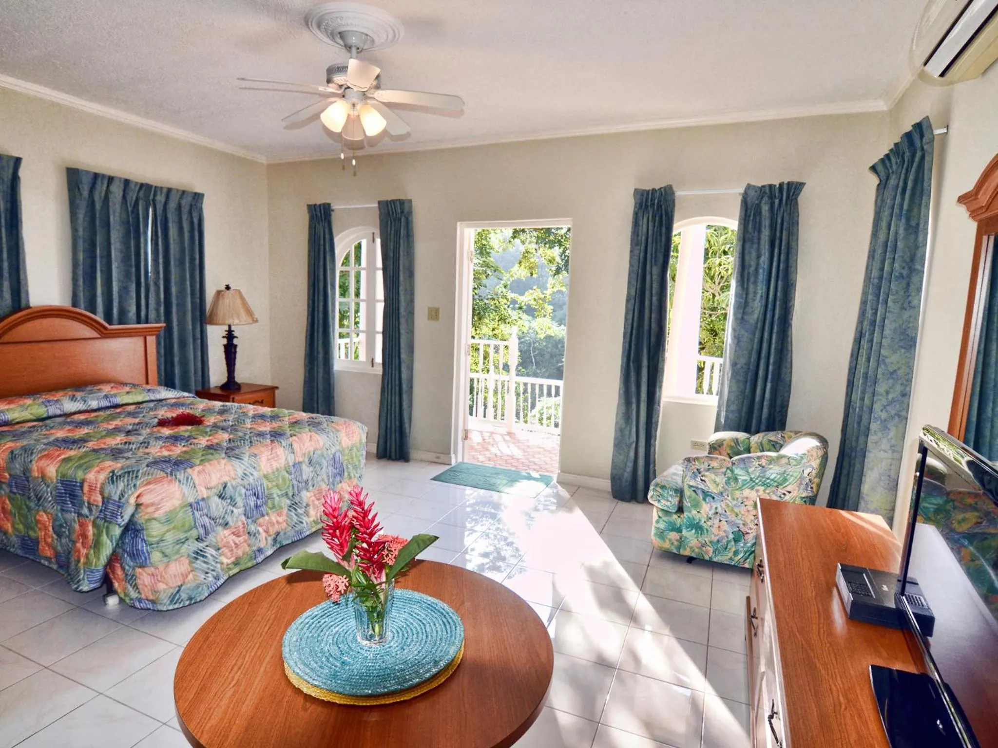 Bedroom, Bed in Tropical Lagoon Resort