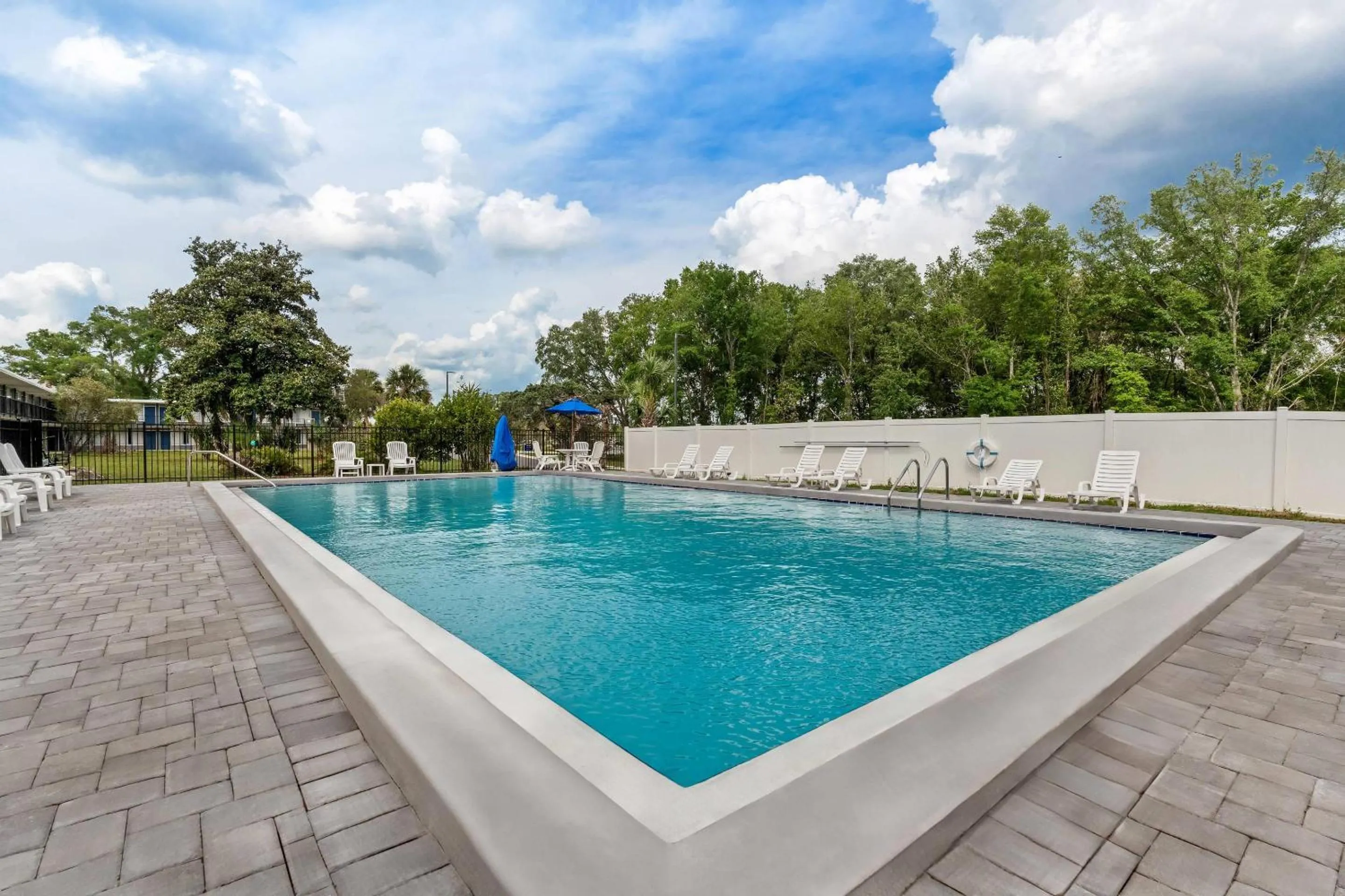 Swimming pool in Quality Inn & Suites Ocala I-75
