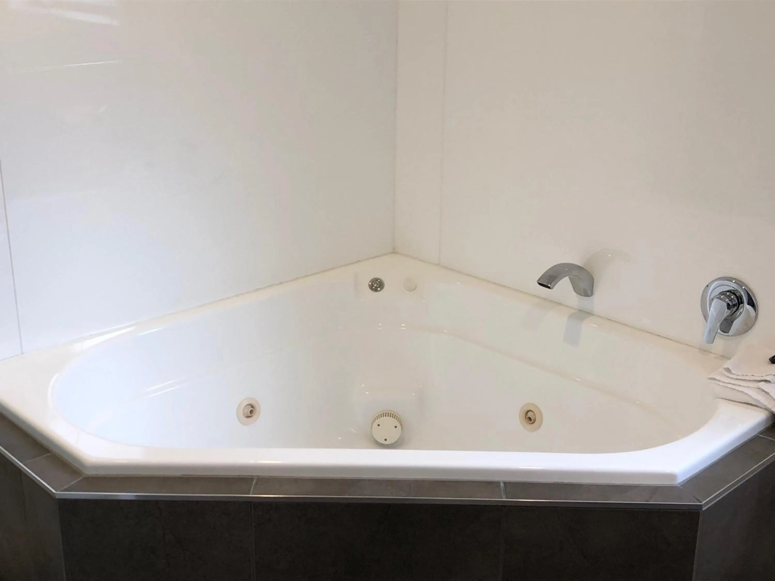 Hot Tub in Quality Inn Acapulco Taupo