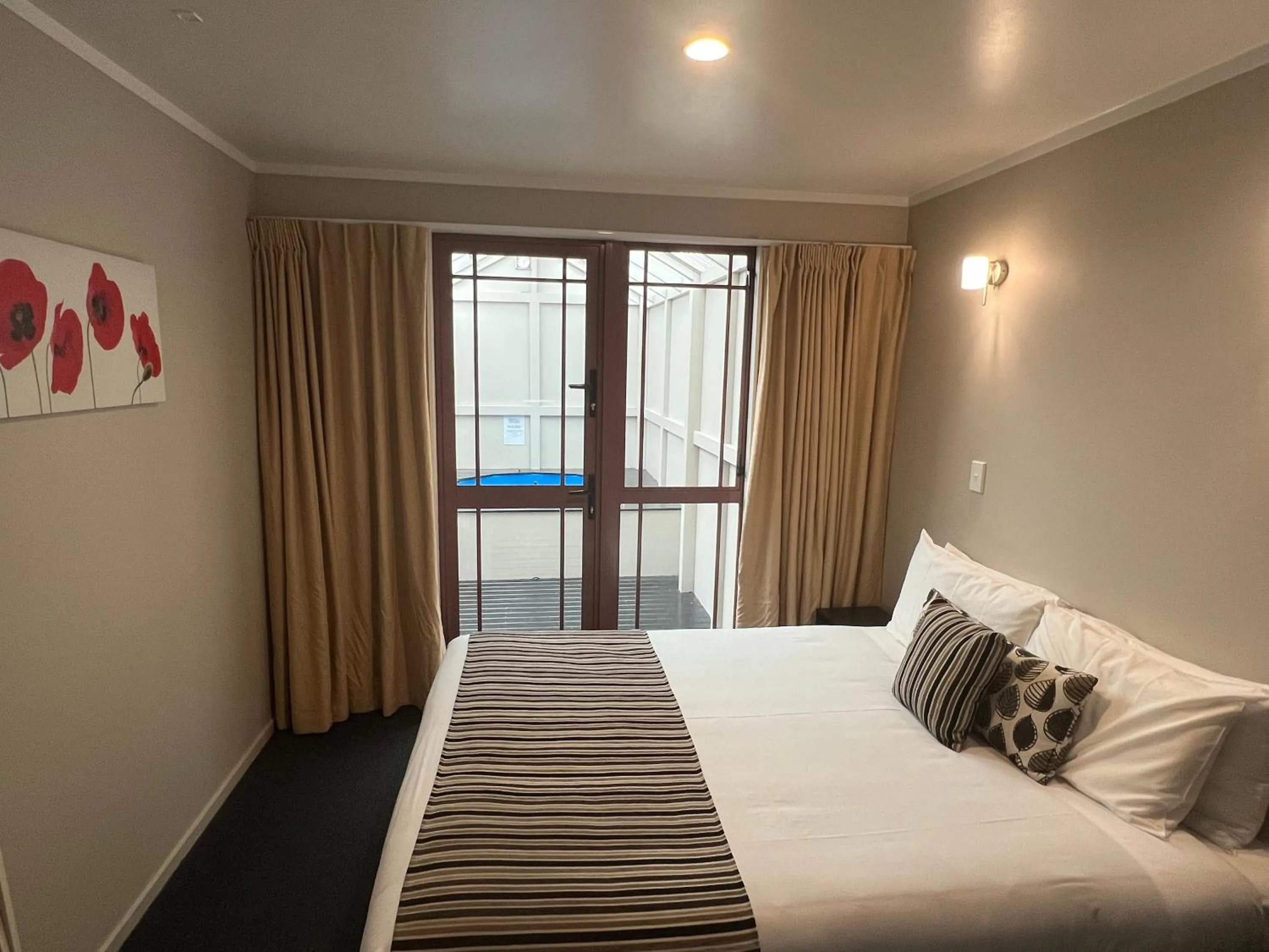 Bed in Quality Inn Acapulco Taupo