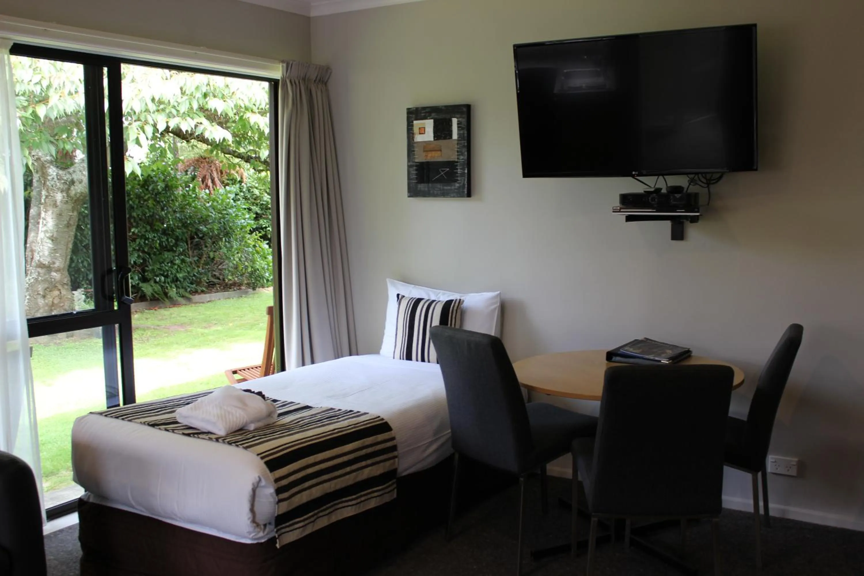 Communal lounge/ TV room, Bed in Quality Inn Acapulco Taupo