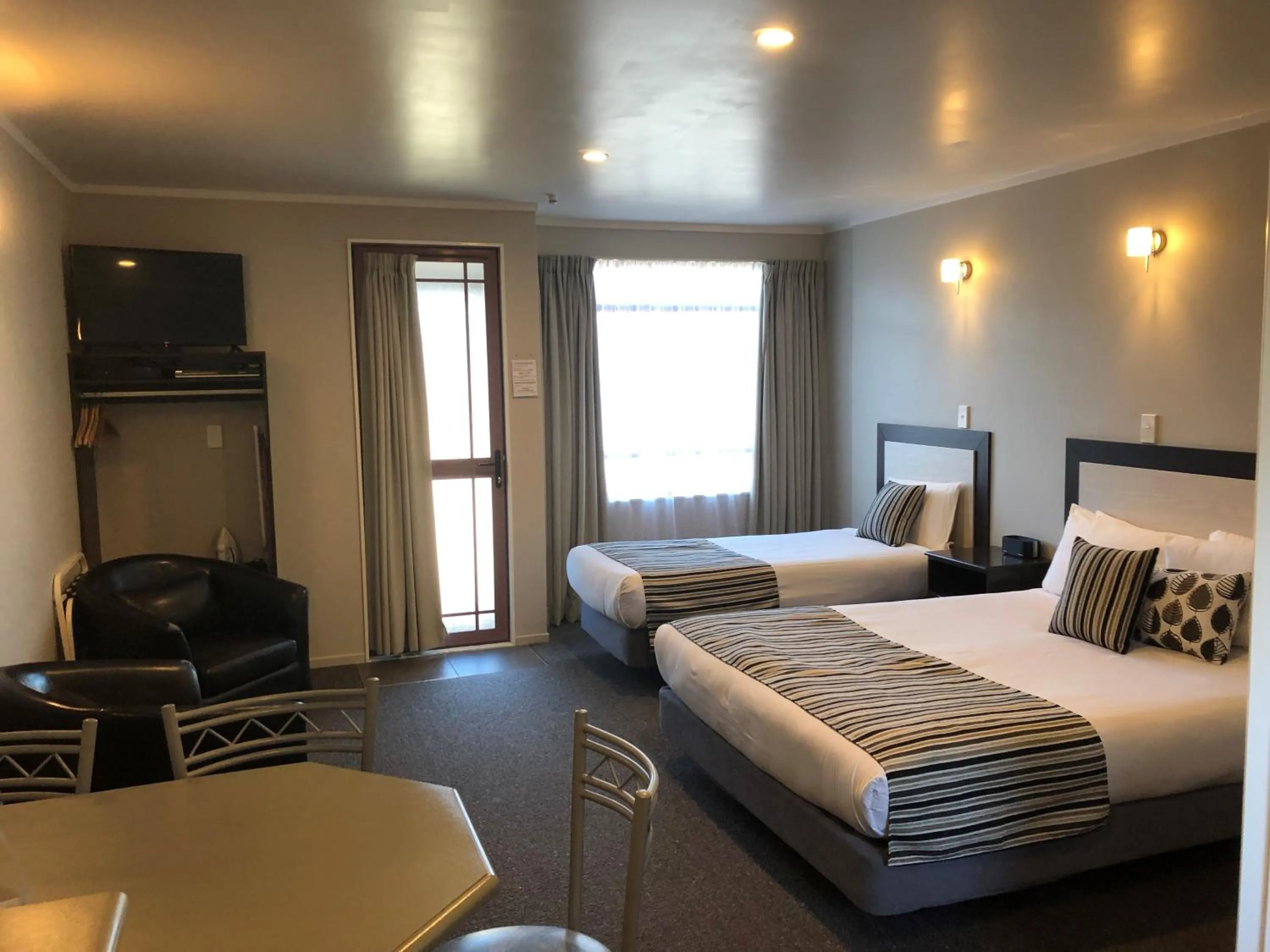 Living room, Bed in Quality Inn Acapulco Taupo