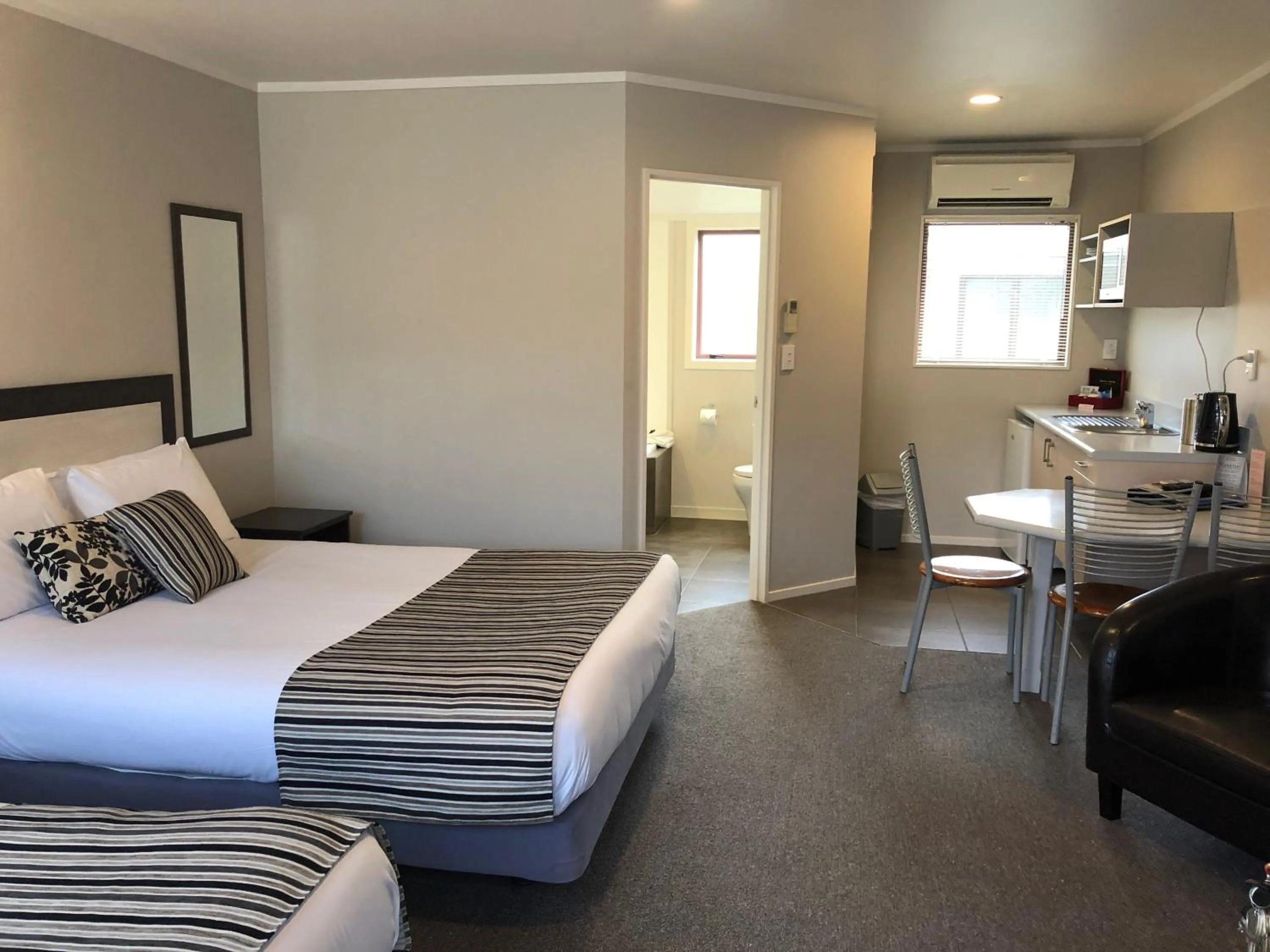 Photo of the whole room, Bed in Quality Inn Acapulco Taupo