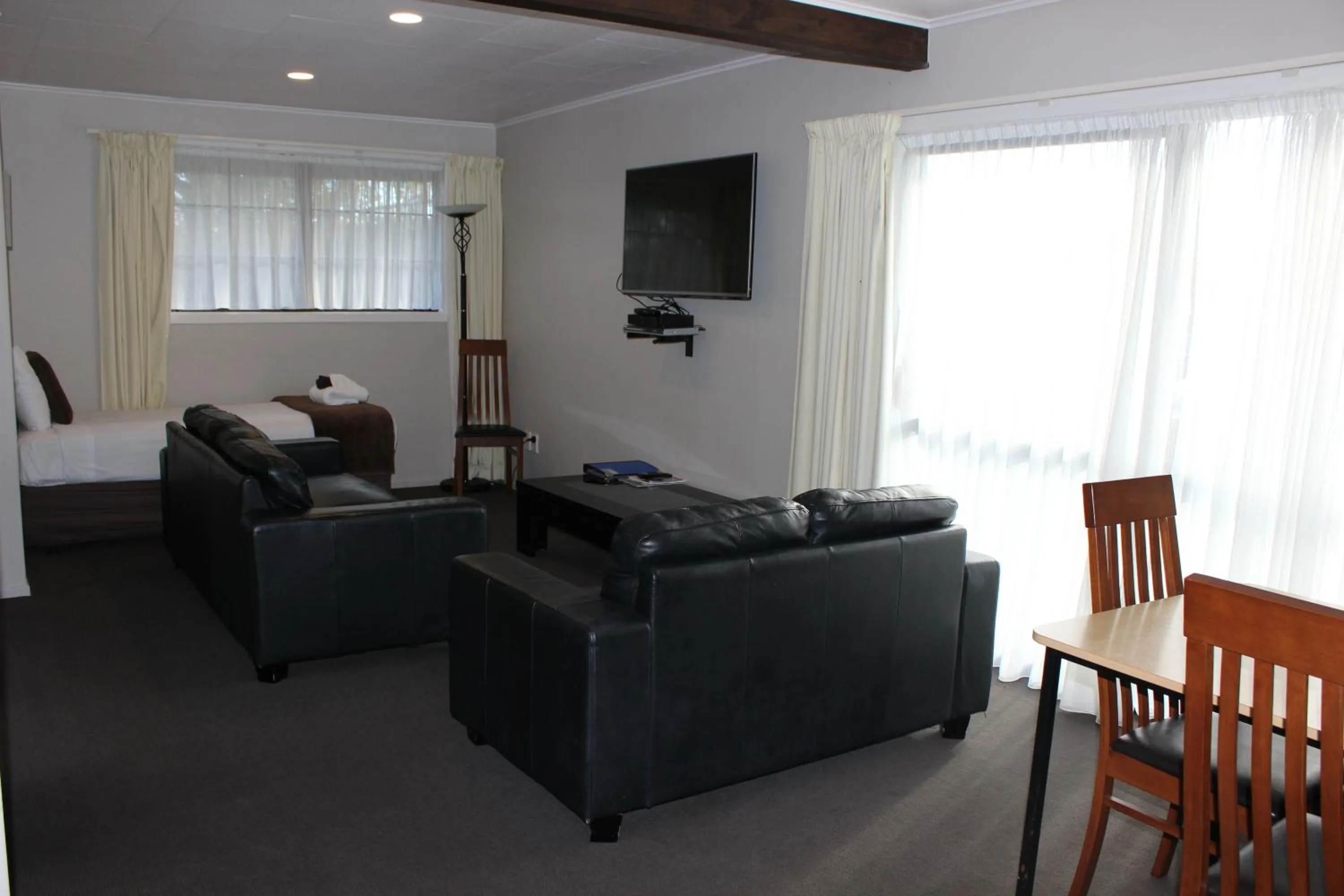 Communal lounge/ TV room in Quality Inn Acapulco Taupo