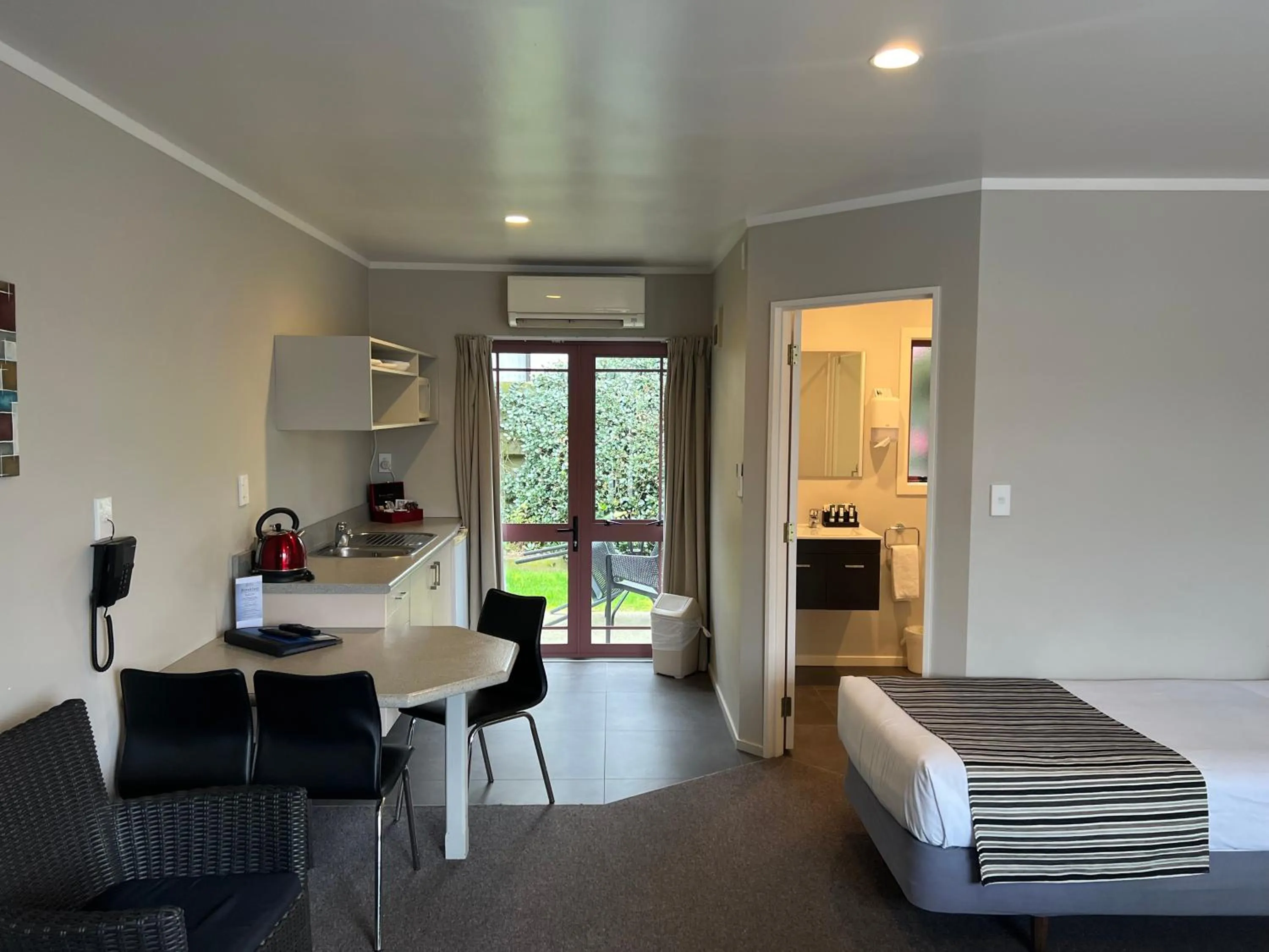 Bed in Quality Inn Acapulco Taupo