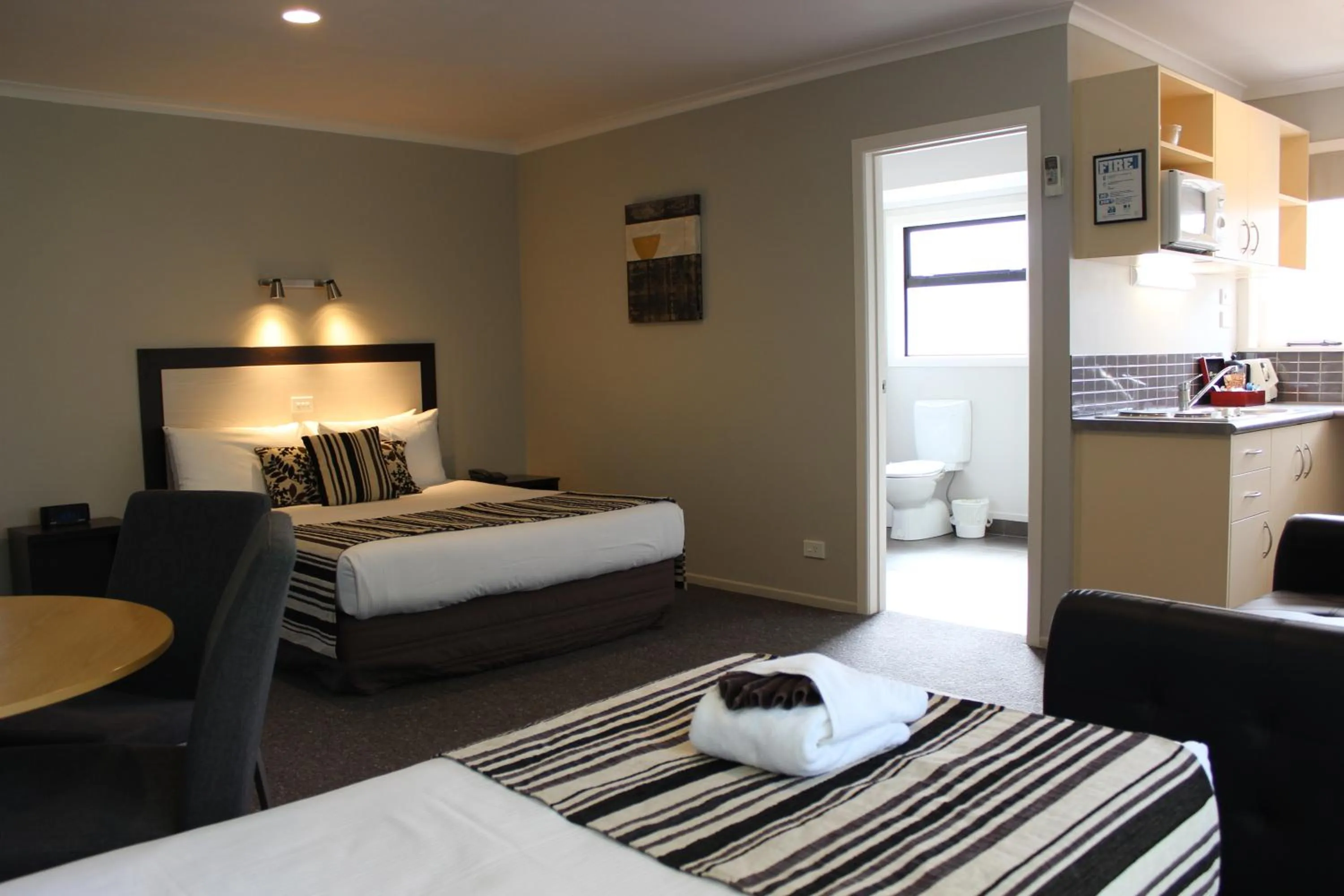 Bathroom, Bed in Quality Inn Acapulco Taupo