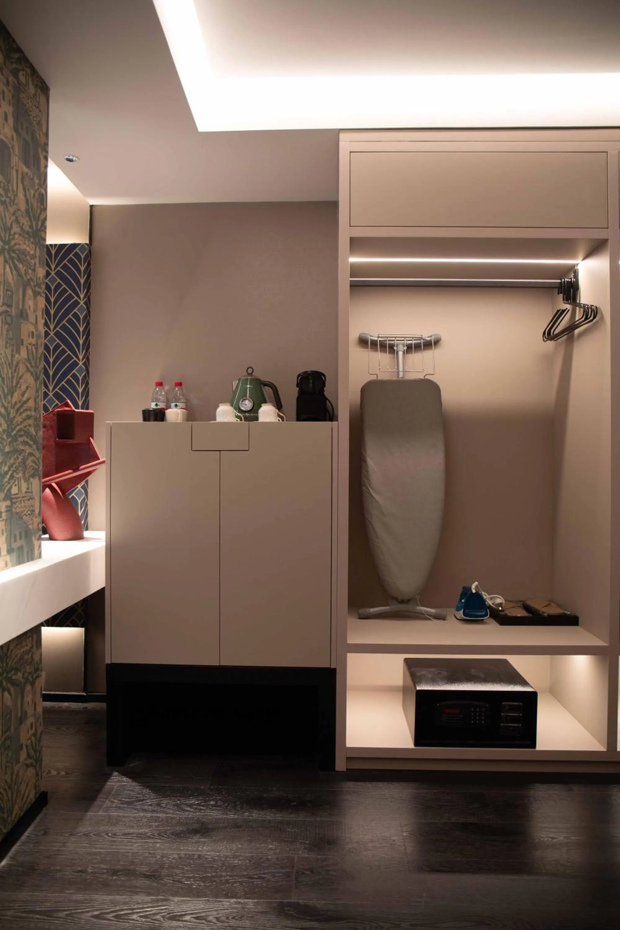 safe in JingLai Bushe Hotel Bund Nanjing West Road Shanghai