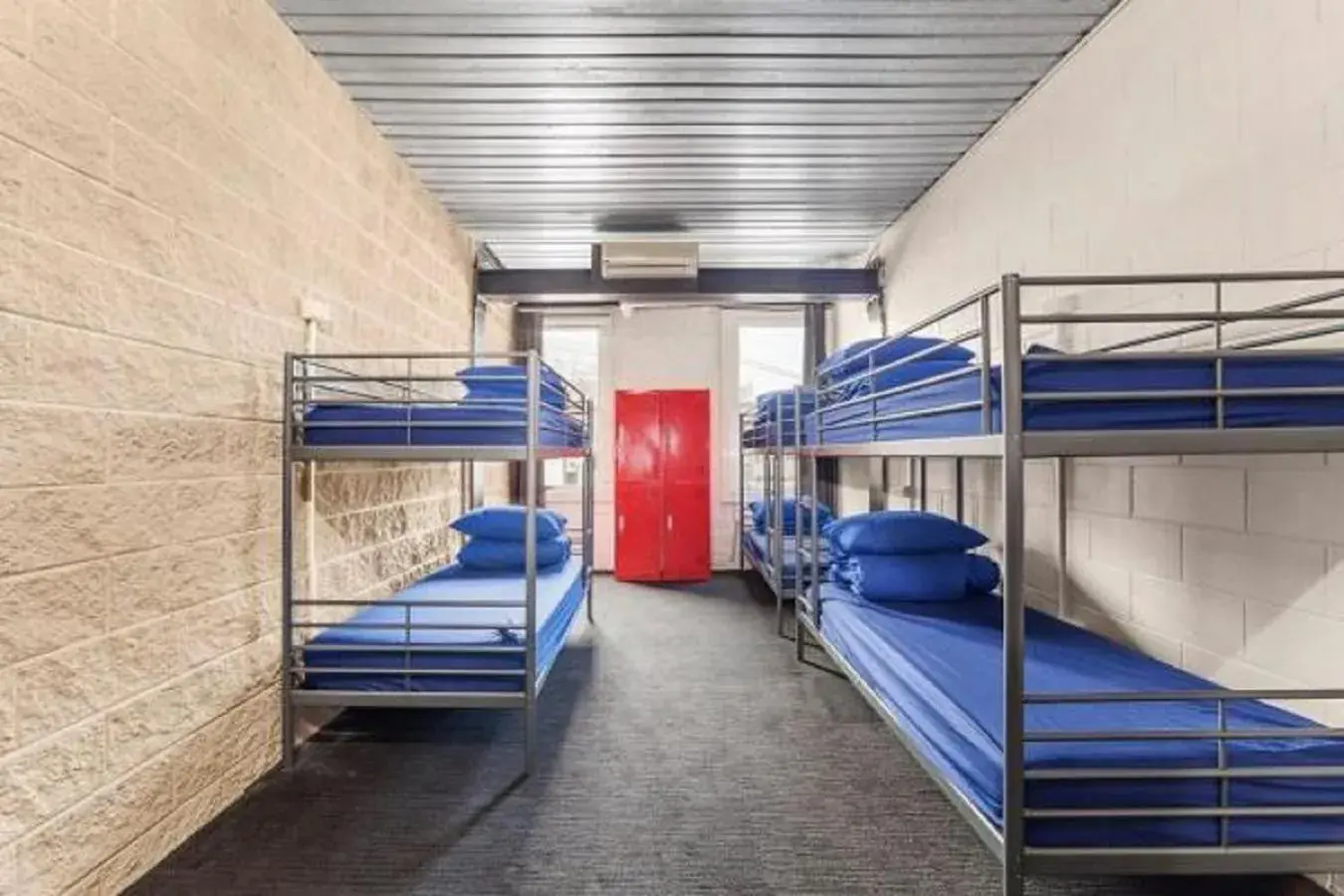 Bed in 6-Bed Mixed Dormitory Room with Private Bathroom in Summer House Backpackers Melbourne Bed in 6-Bed Mixed Dormitory Room with Private Bathroom in Summer House Backpackers Melbourne