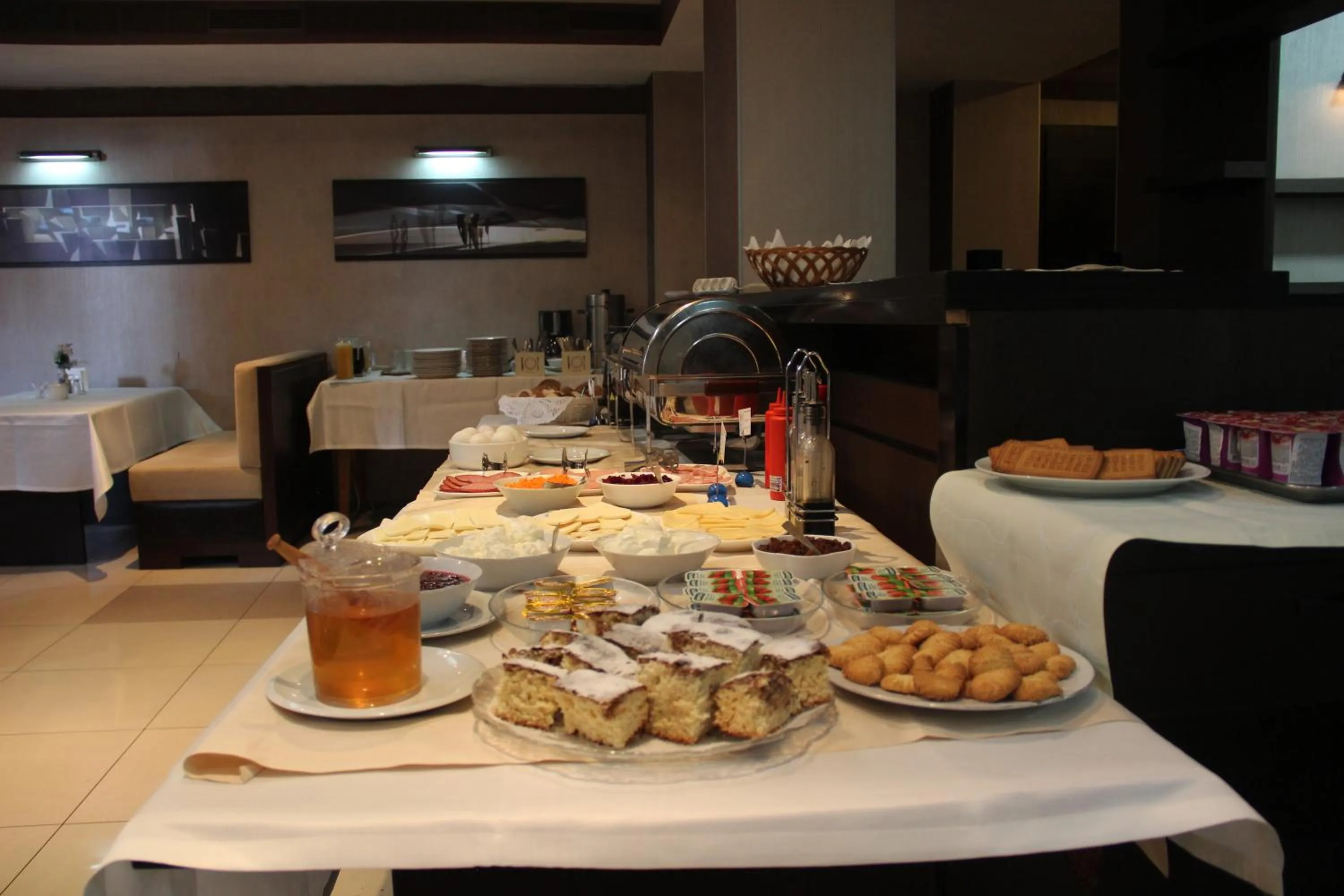 Restaurant/places to eat in Iliani Hotel