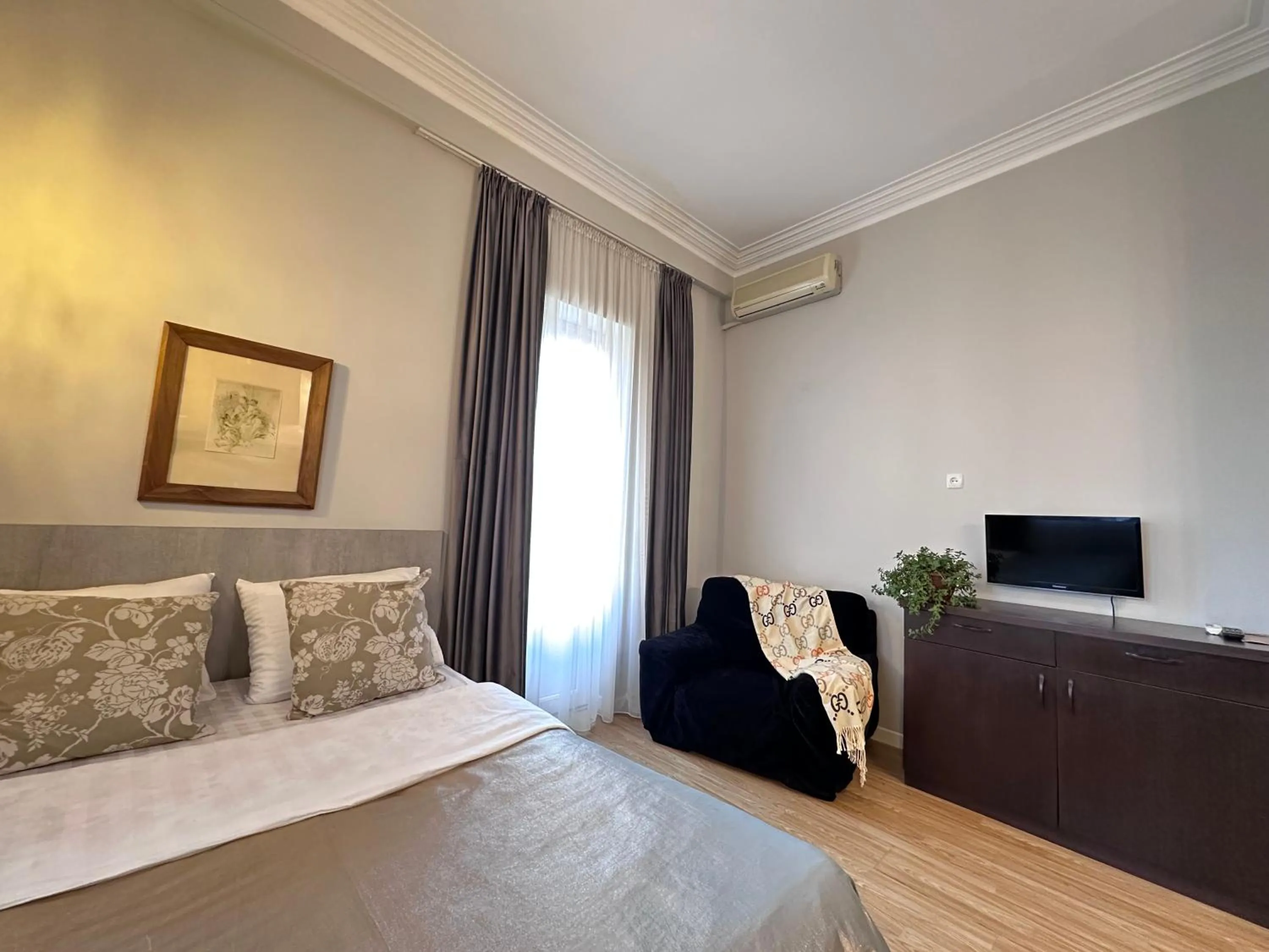 Bedroom, Bed in Iliani Hotel