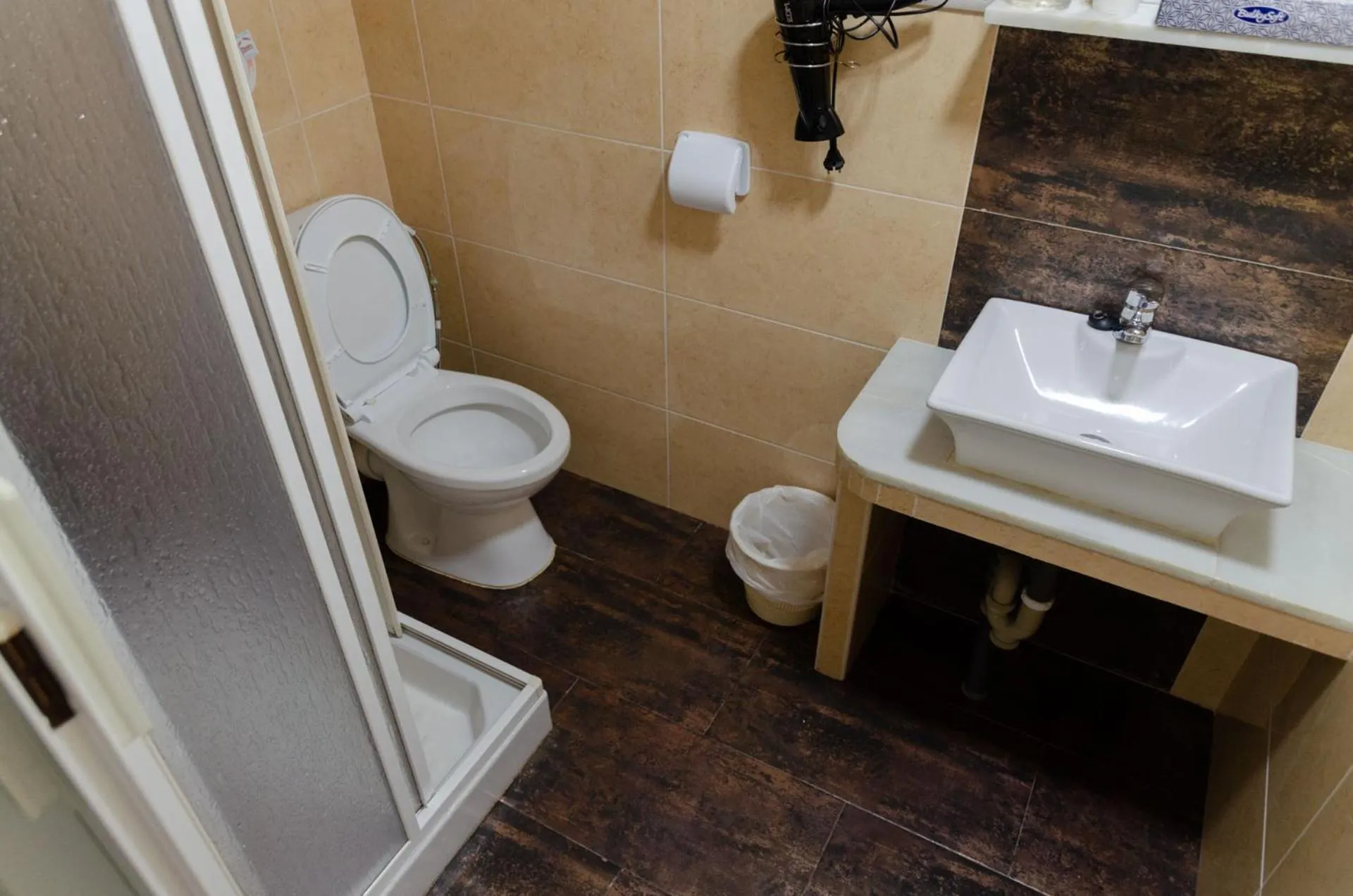 Shower in Hospedaje Lisboa Algeciras P Ca 0214 y A Ca 0232