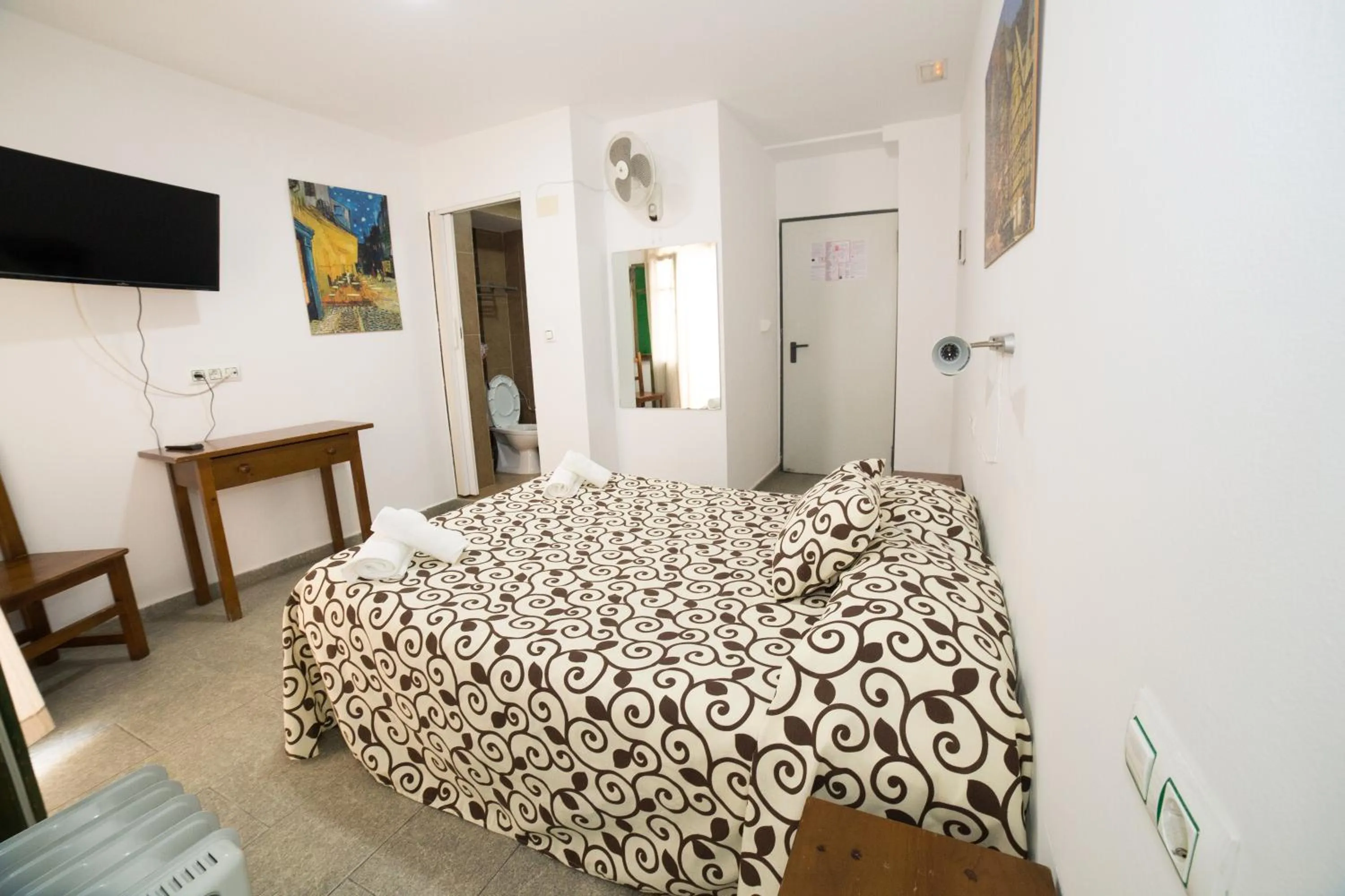 Photo of the whole room, Bed in Hospedaje Lisboa Algeciras P Ca 0214 y A Ca 0232