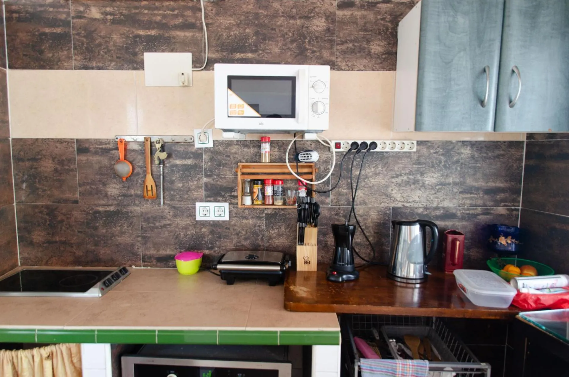 Communal kitchen in Hospedaje Lisboa Algeciras P Ca 0214 y A Ca 0232