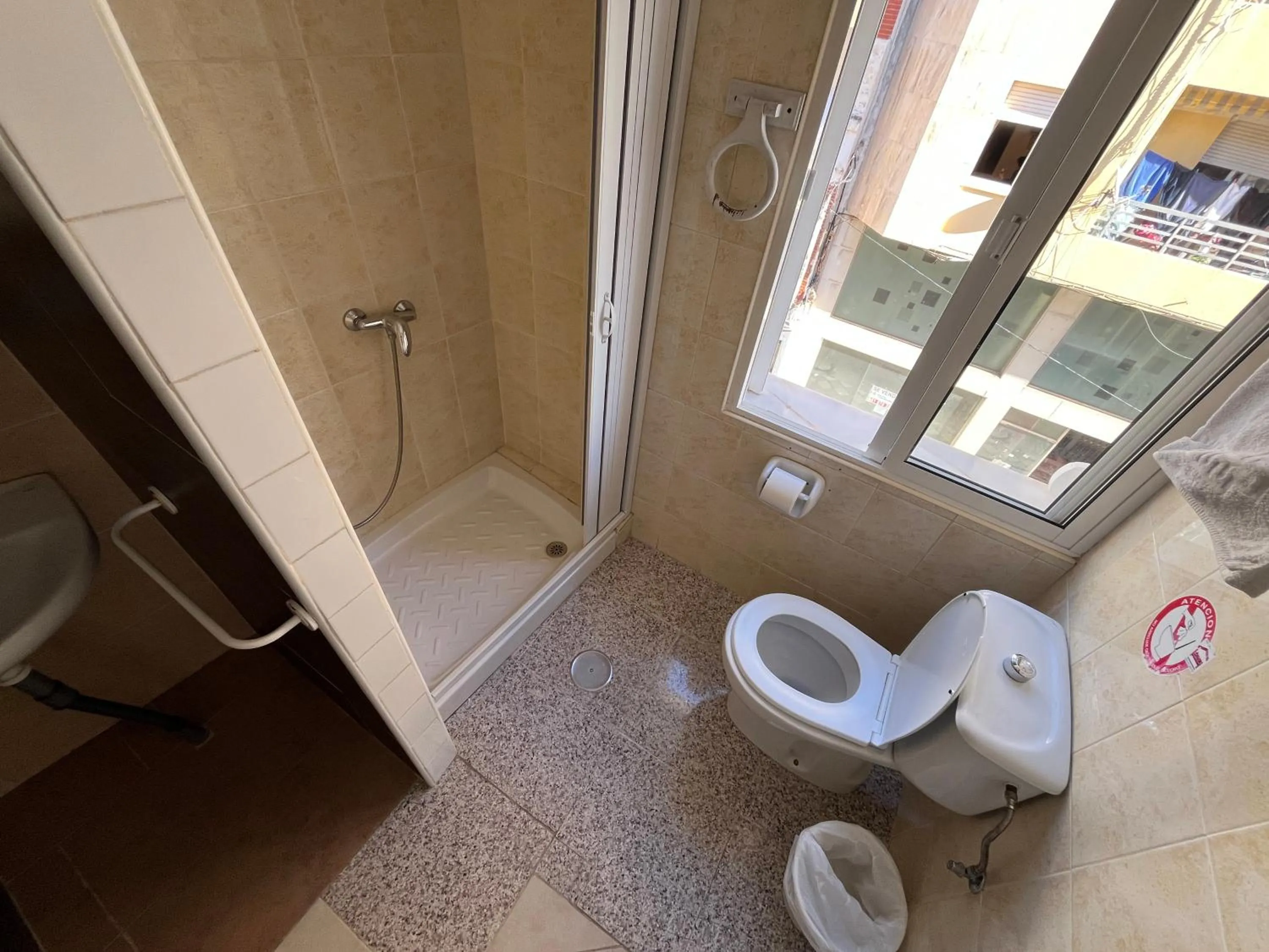 Shower in Hospedaje Lisboa Algeciras P Ca 0214 y A Ca 0232