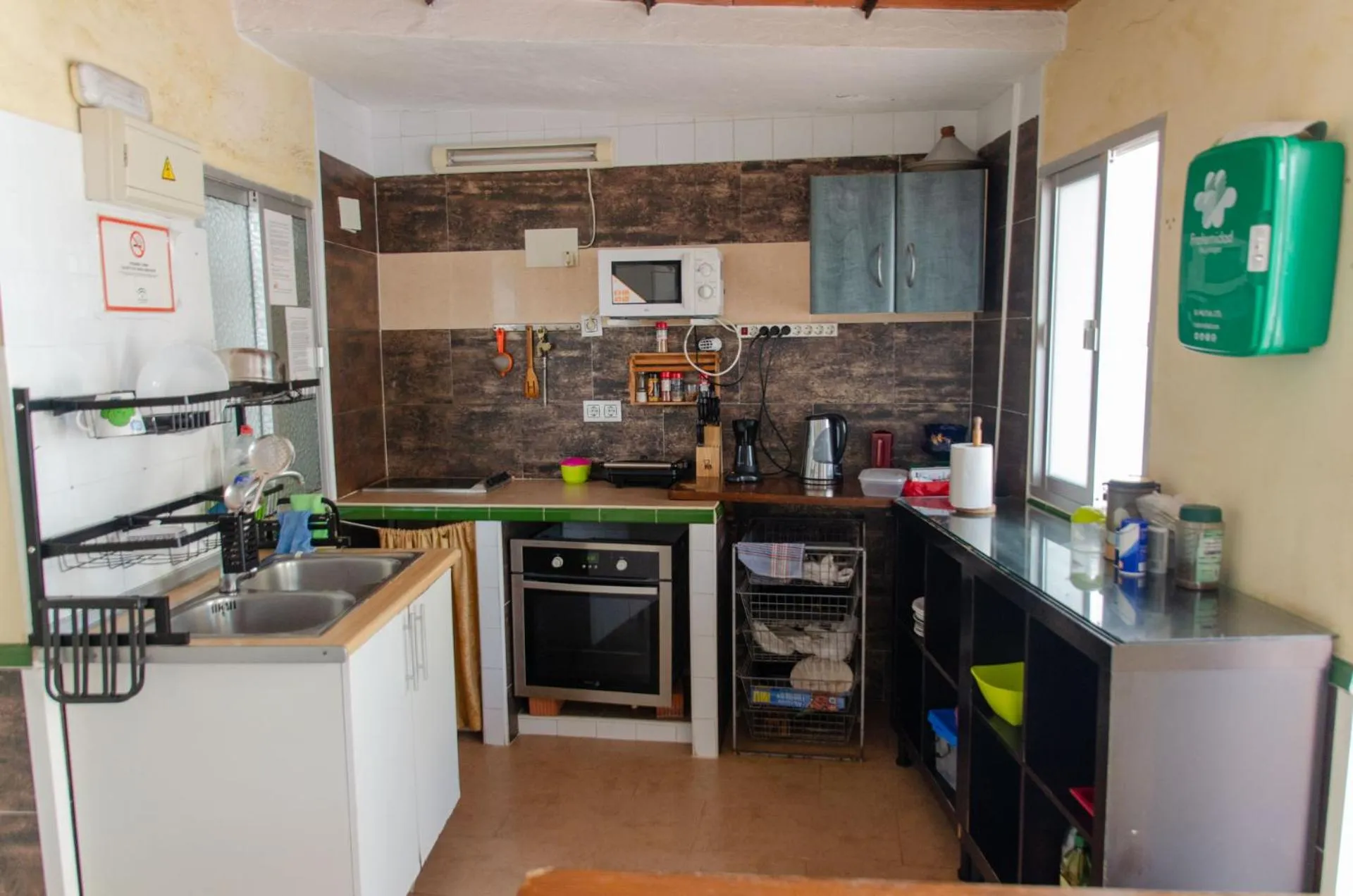 Communal kitchen in Hospedaje Lisboa Algeciras P Ca 0214 y A Ca 0232