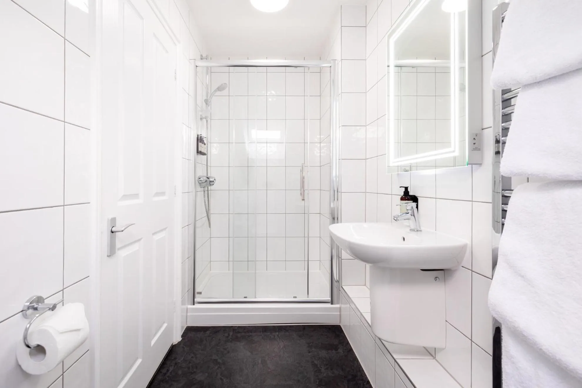 Bathroom in SACO Jersey - Merlin House