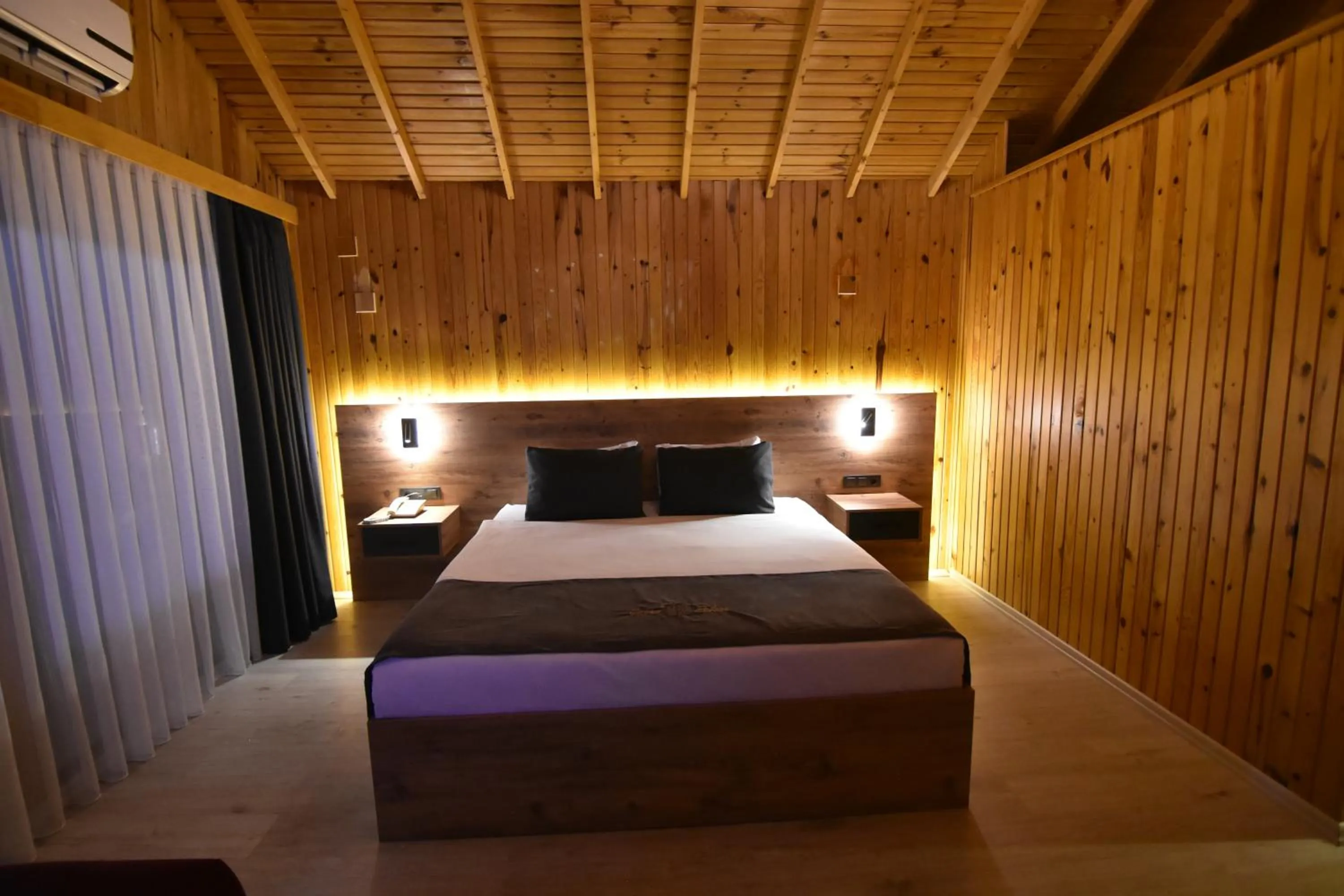 Bed in Green Palace Suite Hotel