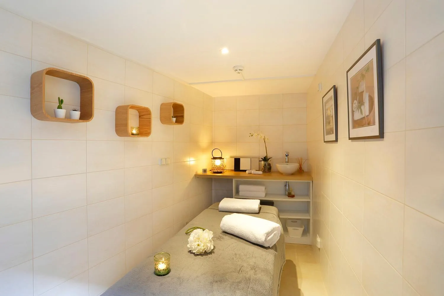 Massage, Bed in Hôtel Le Griffon d'Or