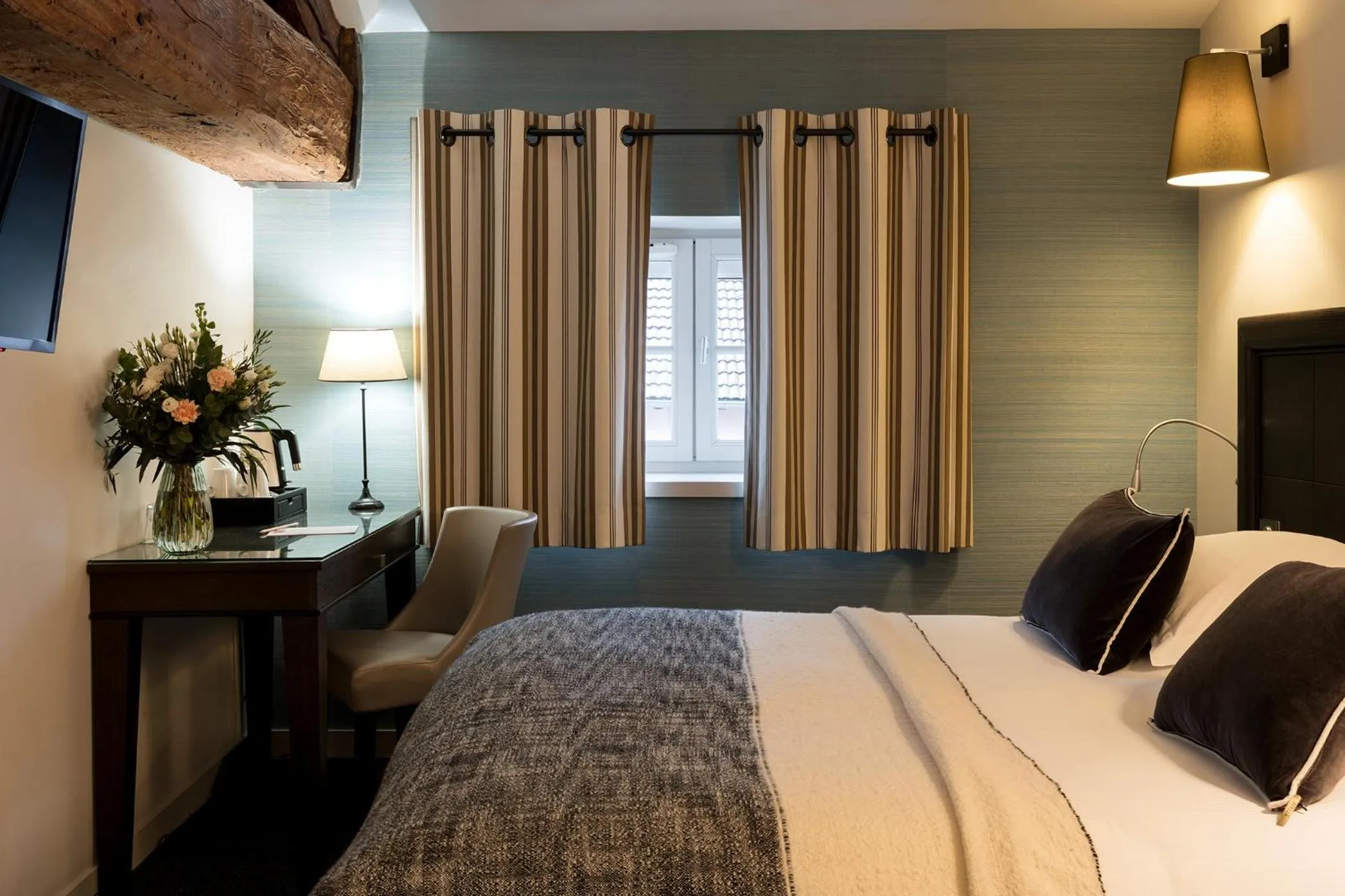 Property building, Bed in Hôtel Le Griffon d'Or