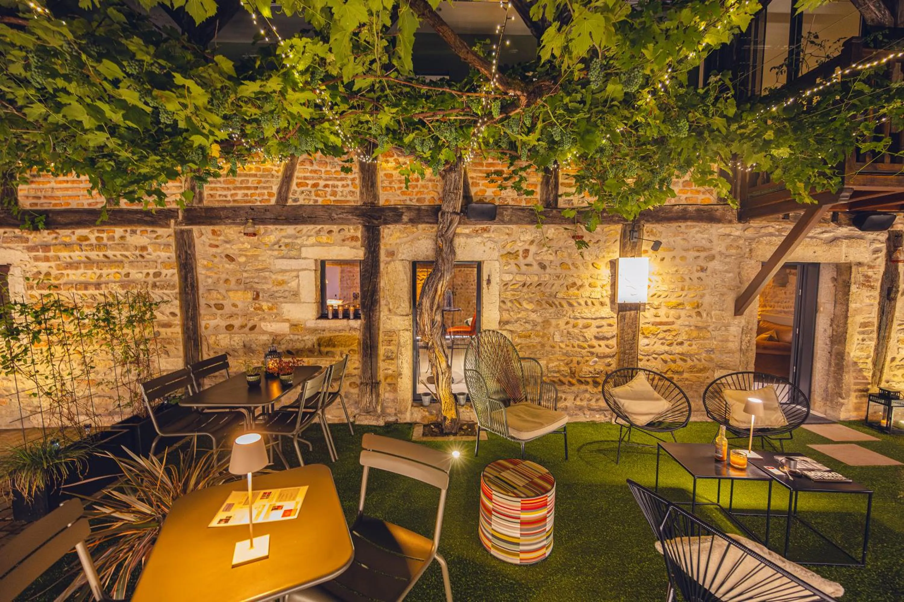 Patio in Hôtel Le Griffon d'Or