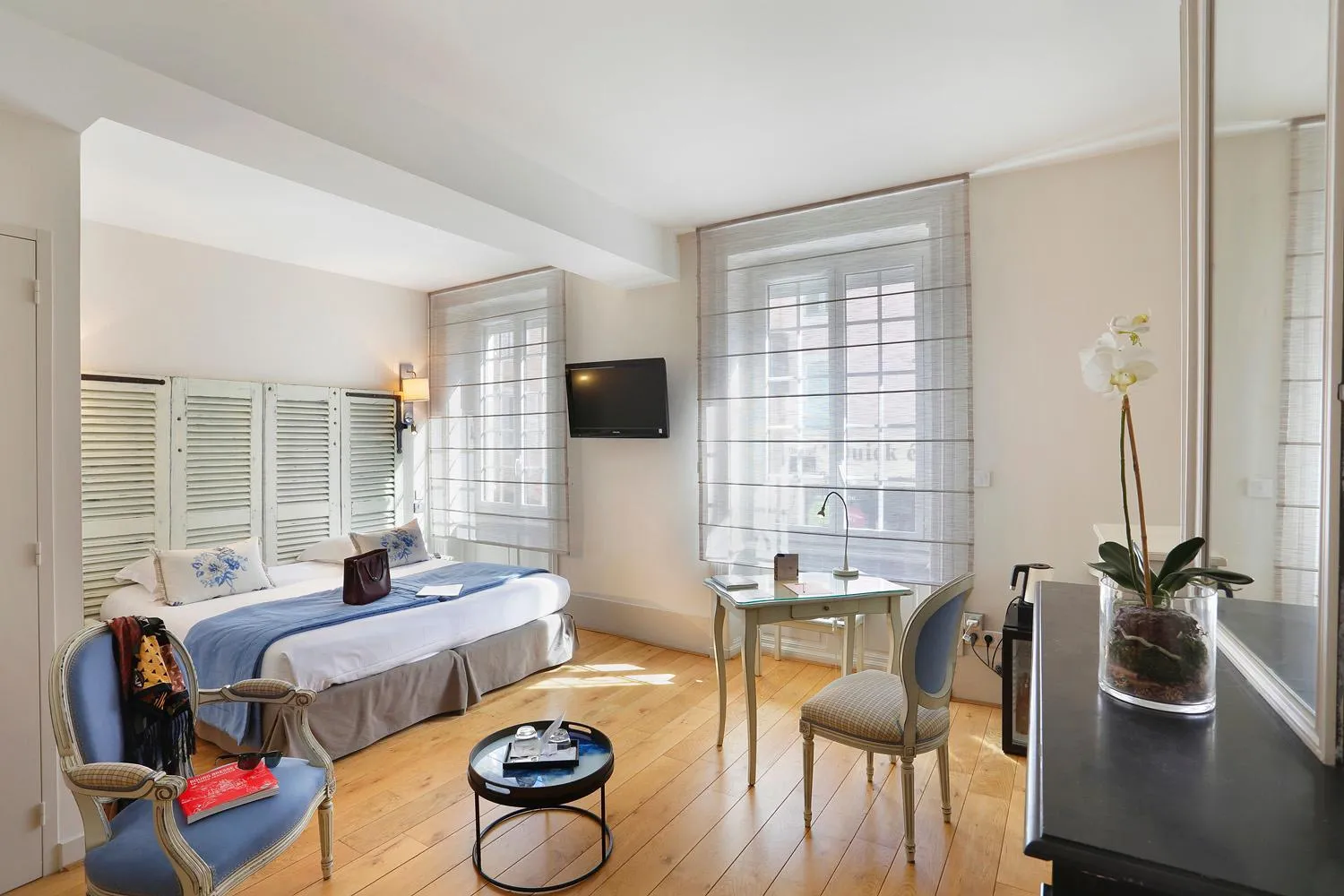 Photo of the whole room, Bed in Hôtel Le Griffon d'Or