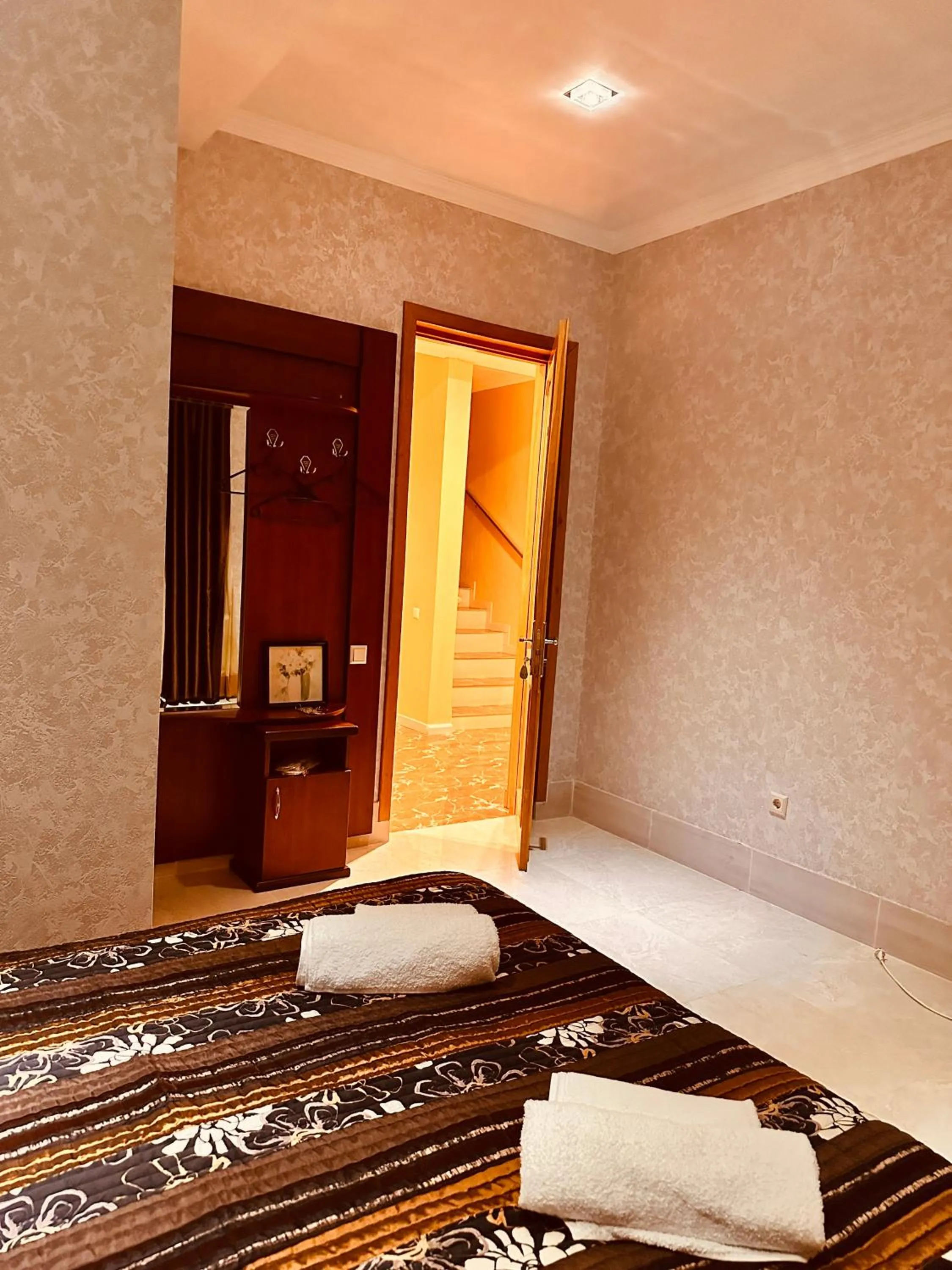 Photo of the whole room, Bed in Iceberg Hotel