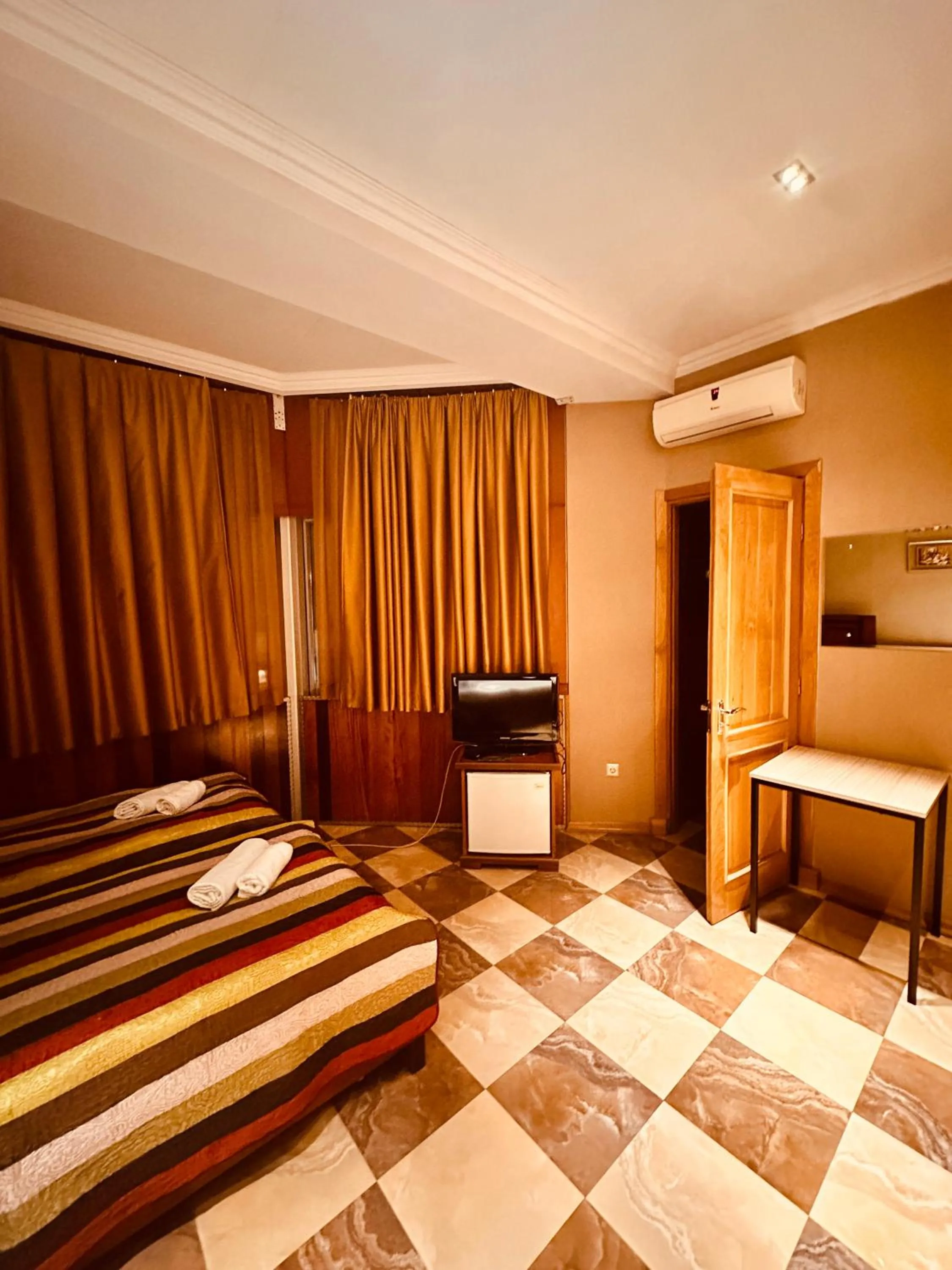 Photo of the whole room, Bed in Iceberg Hotel